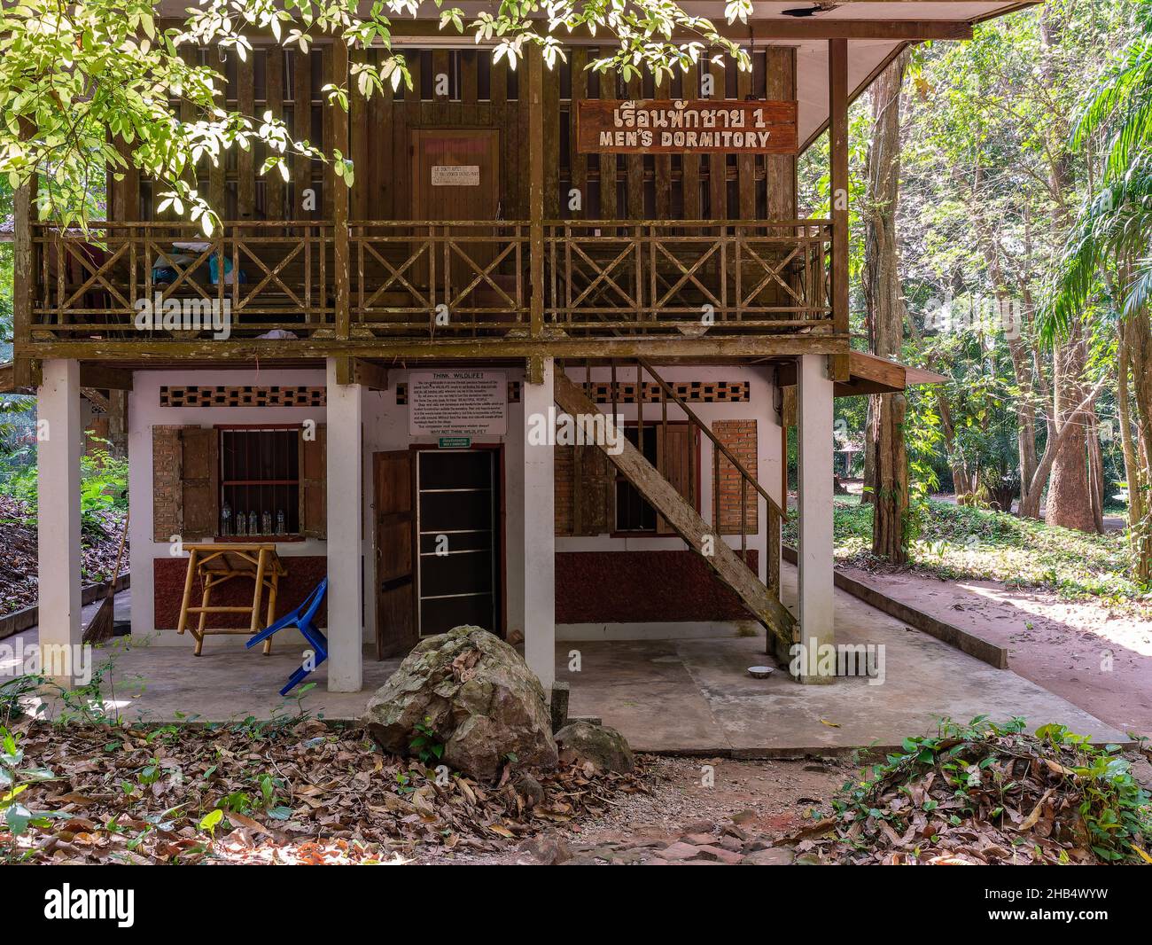 Männer-Schlafsaal im Wat Suan Mokkh in der Provinz Surat Thani in Thailand. Wat Suan Mokkh wurde 1932 von Buddhadasa Bhikkhu, einem buddhistischen Mo, gegründet Stockfoto