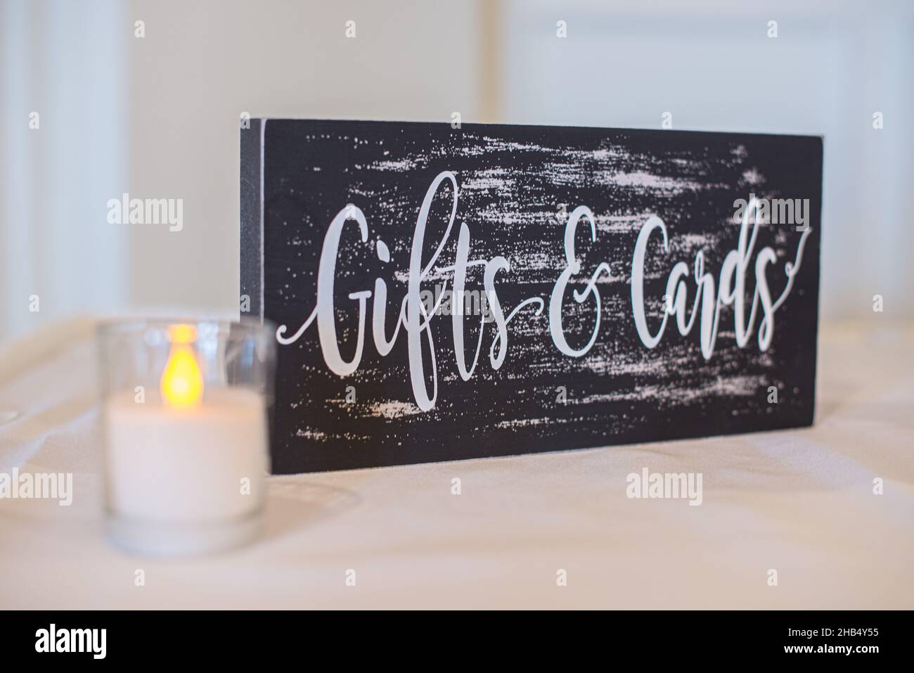 Geschenke und Karten Holzschild mit weißen Buchstaben Stockfoto