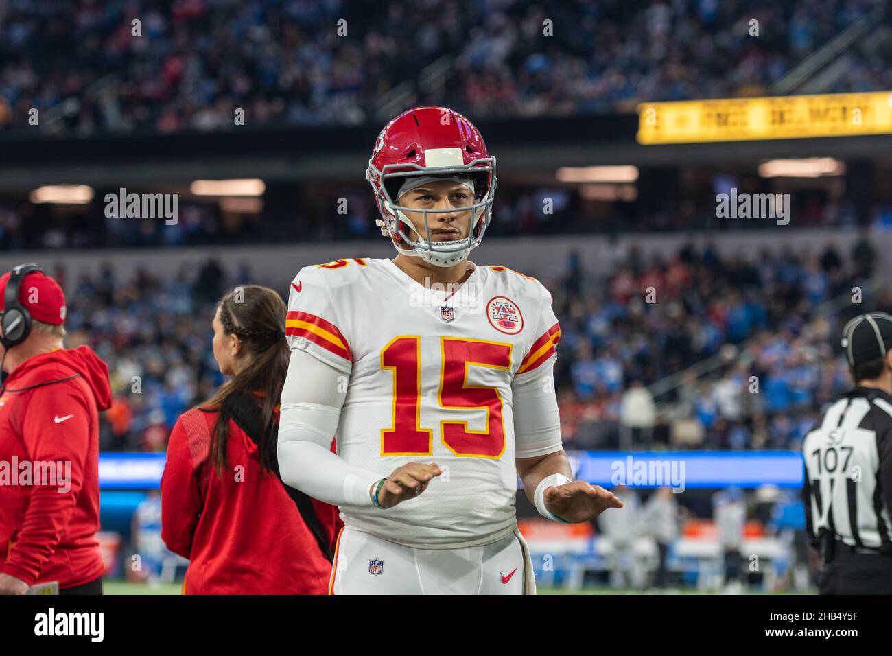 Inglewood, USA. 16th Dez 2021. American Football: NFL Professional League, Los Angeles Chargers - Kansas City Chiefs, Hauptrunde, Hauptrundspiele, Spiel 15, SoFi Stadium. Der Quarterback Patrick Mahomes beruhigt die Menge während einer Spielunterbrechung. Quelle: Maximilian Haupt/dpa/Alamy Live News Stockfoto