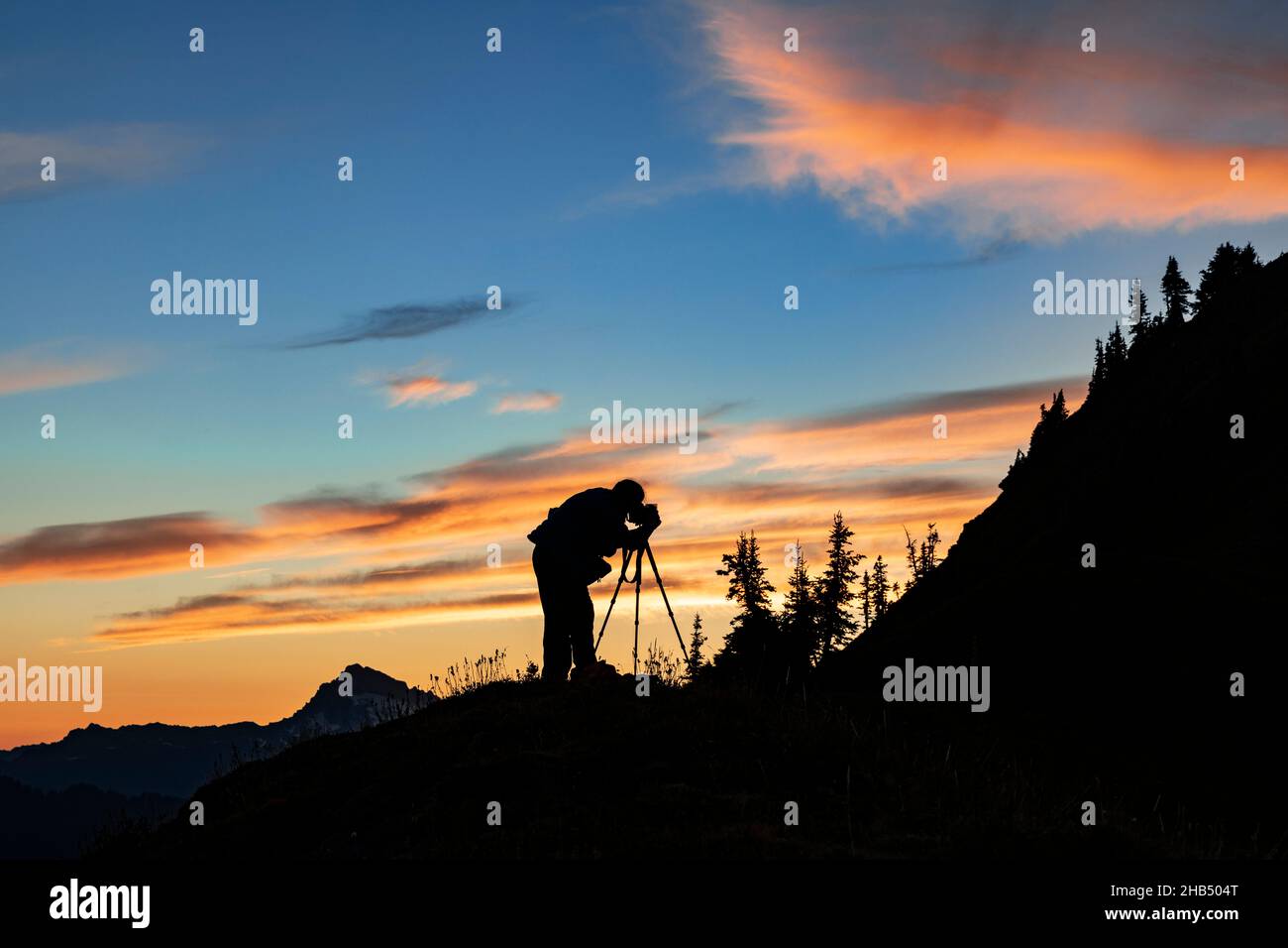 WA20515-00....WASHINGTON - Vicky Spring Mount Baker Snoqualmie Nati fotografiert den Sonnenuntergang entlang des Pacific Crest Trail in der Glacier Peak Wilderness Stockfoto