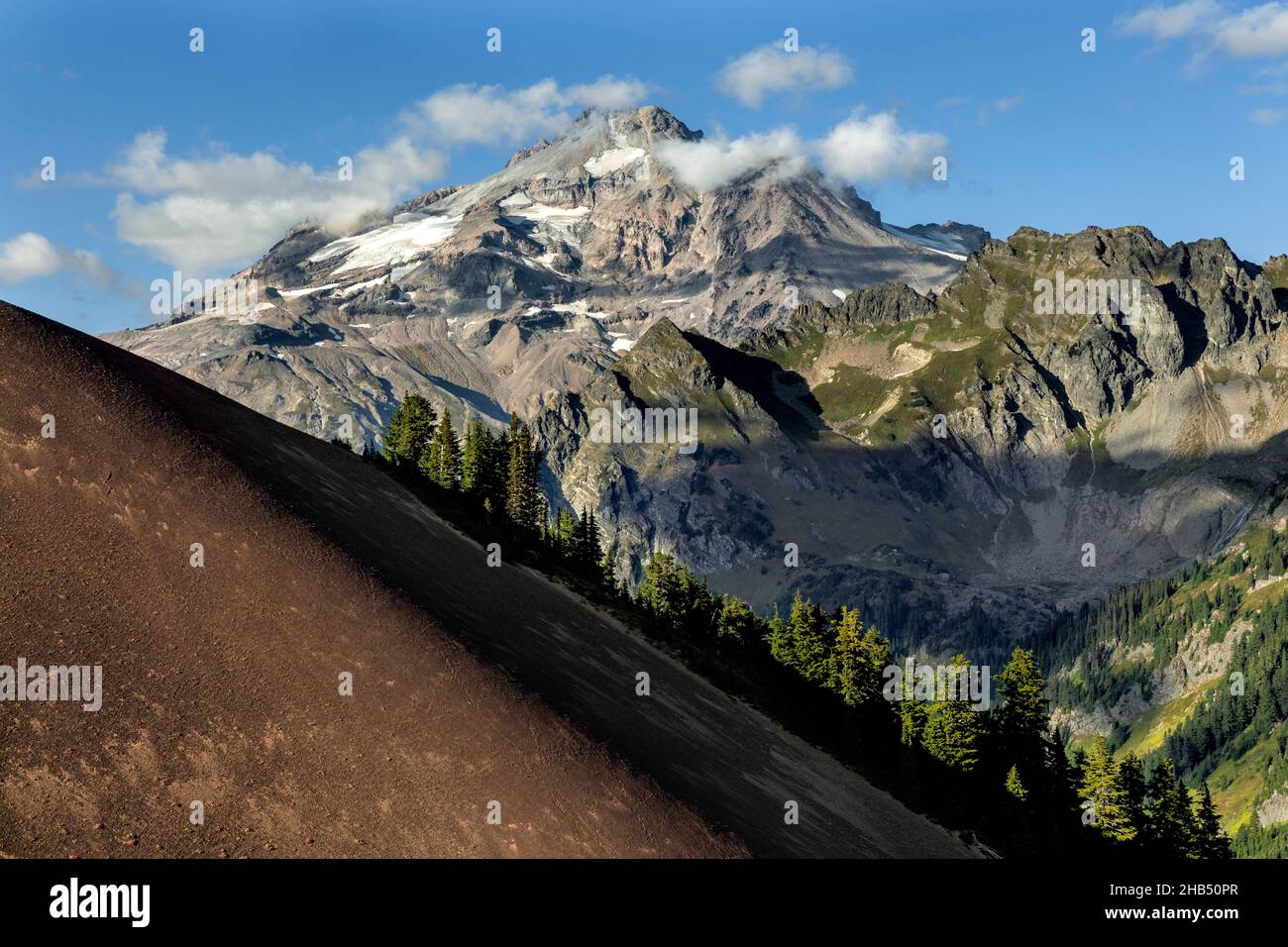 WA20527-00....WASHINGTON - White Chuck Cinder Cone mit Glacier Peak in der Ferne, Glacier Peak Wilderness, Mount Baker Snoqualmie National Forest Stockfoto