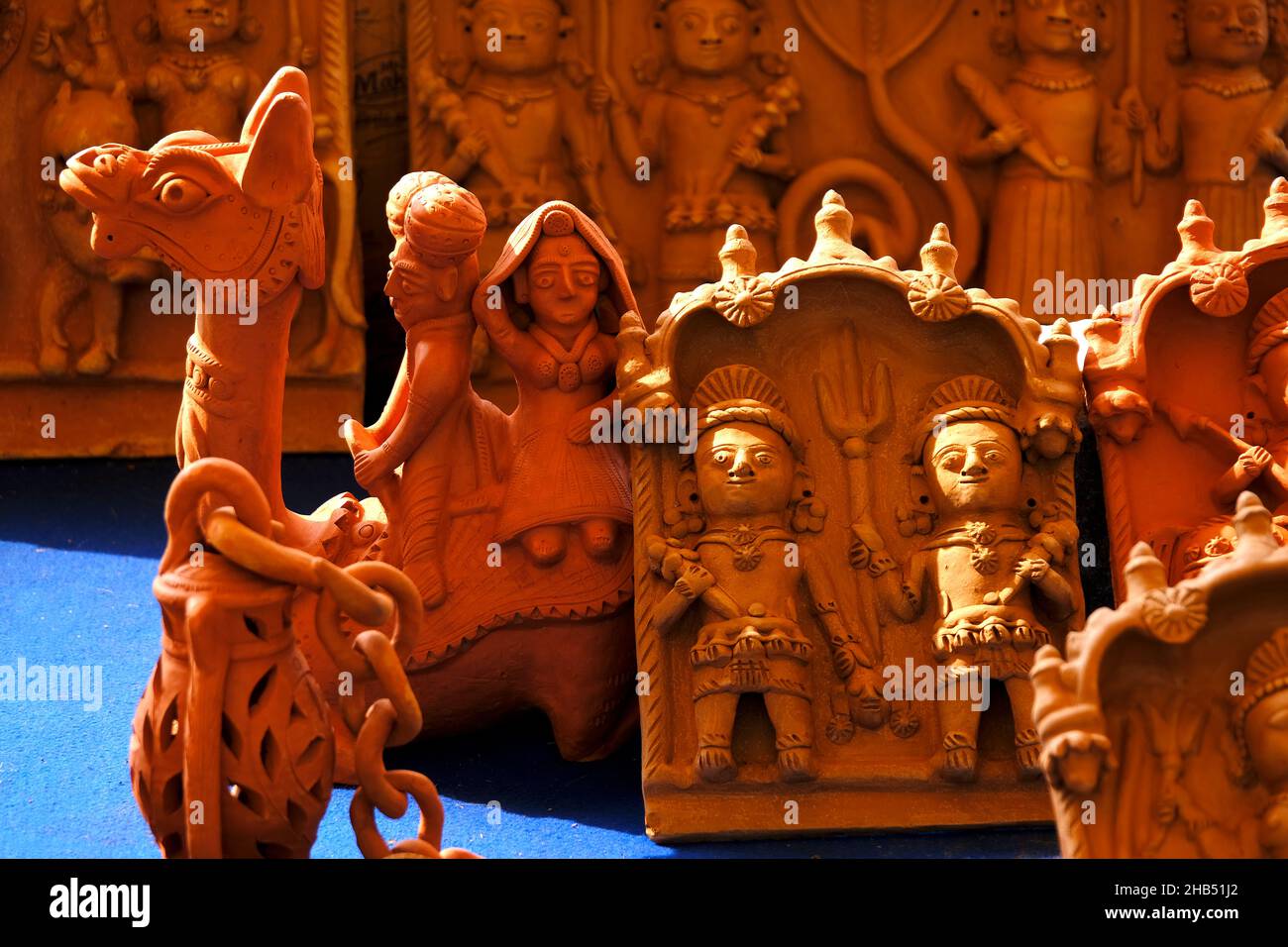 Pune , 11. Dezember 2021: Terrakotta-geflieste Kunstwerke auf der Handwerksmesse in Pune. Schöne Terrakotta Schnitzerei hindu Götter Figur auf der Fliese, Reliefkunst Stockfoto