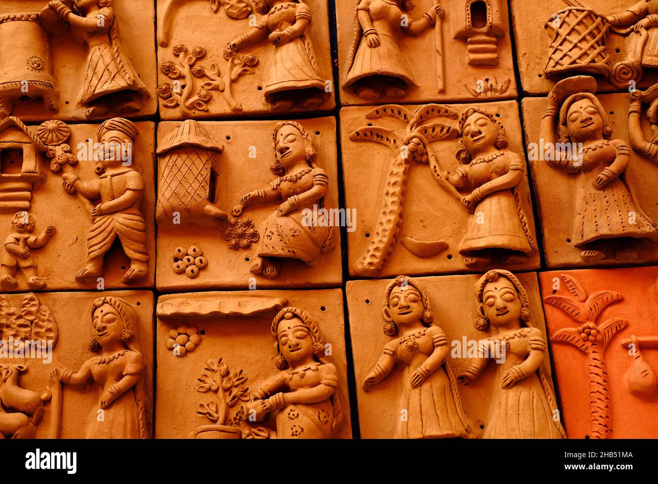 Pune , 11. Dezember 2021: Terrakotta-geflieste Kunstwerke auf der Handwerksmesse in Pune. Schöne Terrakotta Schnitzerei hindu Götter Figur auf der Fliese, Reliefkunst Stockfoto