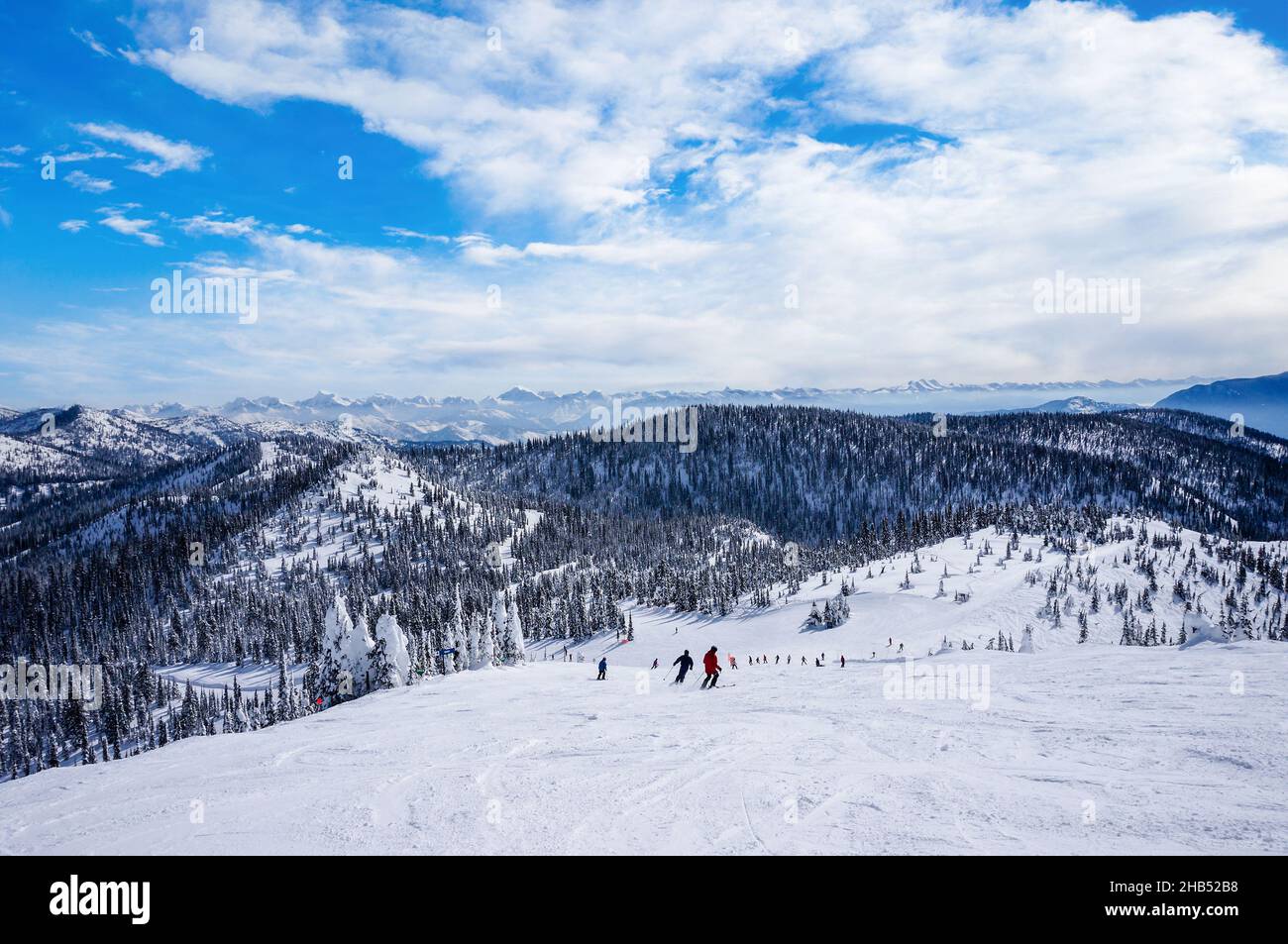 Nicht identifizierbare Skifahrer, die vom Gipfel des Big Mountain in Whitefish, Montana, westlich des Glacier National Park, USA, absteigen. Stockfoto