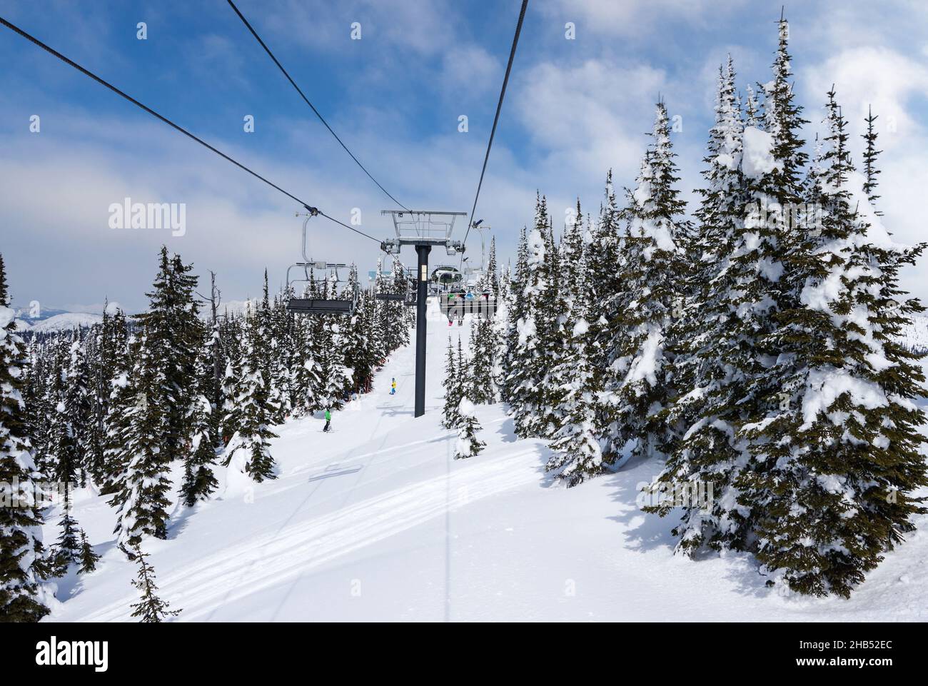Sessellift auf einer Skipiste in der verschneiten Bergkette des Big Mountain in Whitefish, Montana, im Glacier National Park, USA. Stockfoto