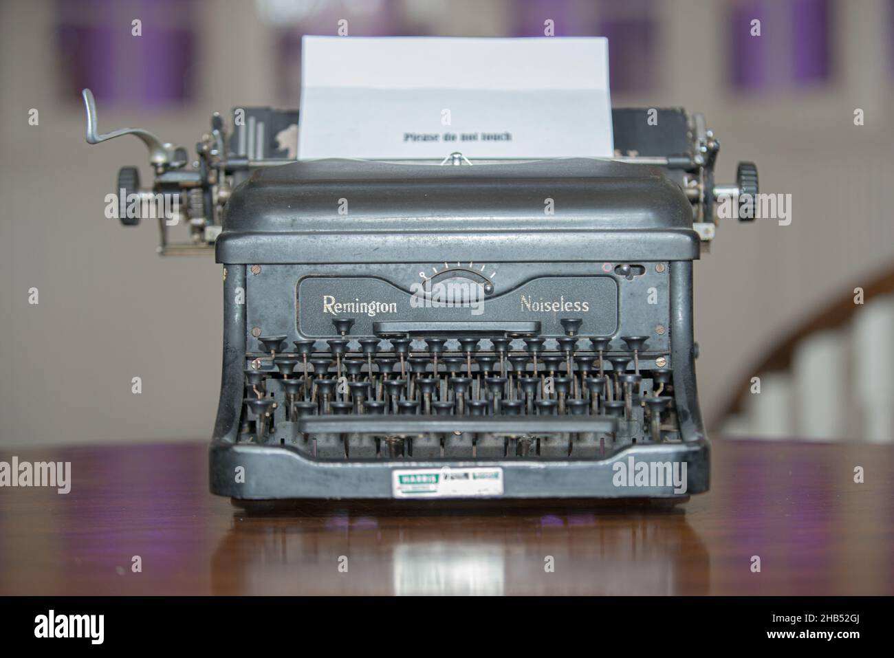 Vintage-Schreibmaschine auf Holztisch Stockfoto
