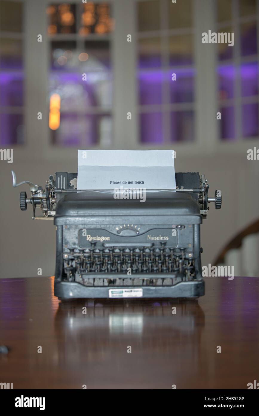 Alte, timey Schreibmaschine auf Holztisch Stockfoto