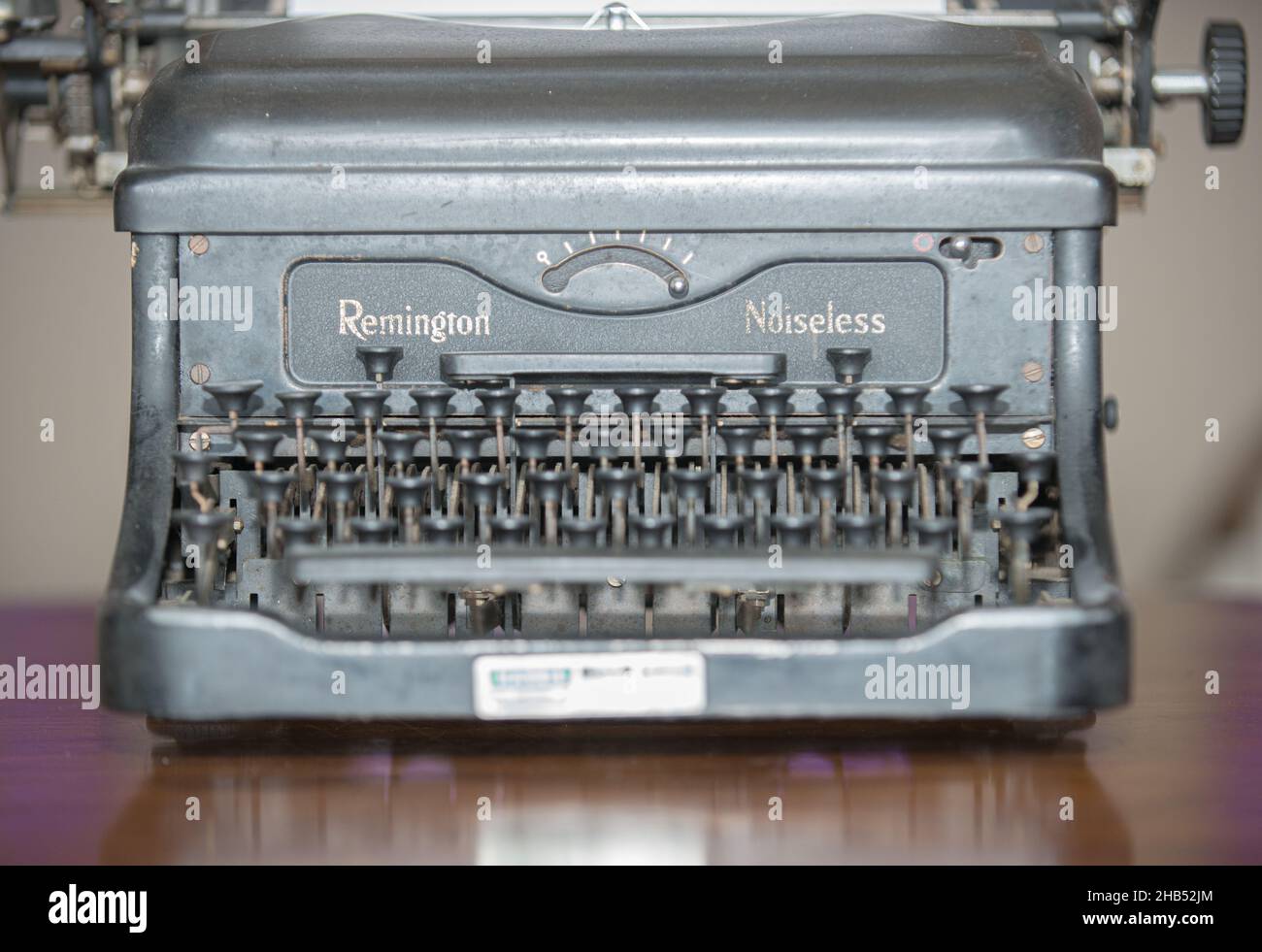 Vintage-Schreibmaschine auf Holztisch Stockfoto