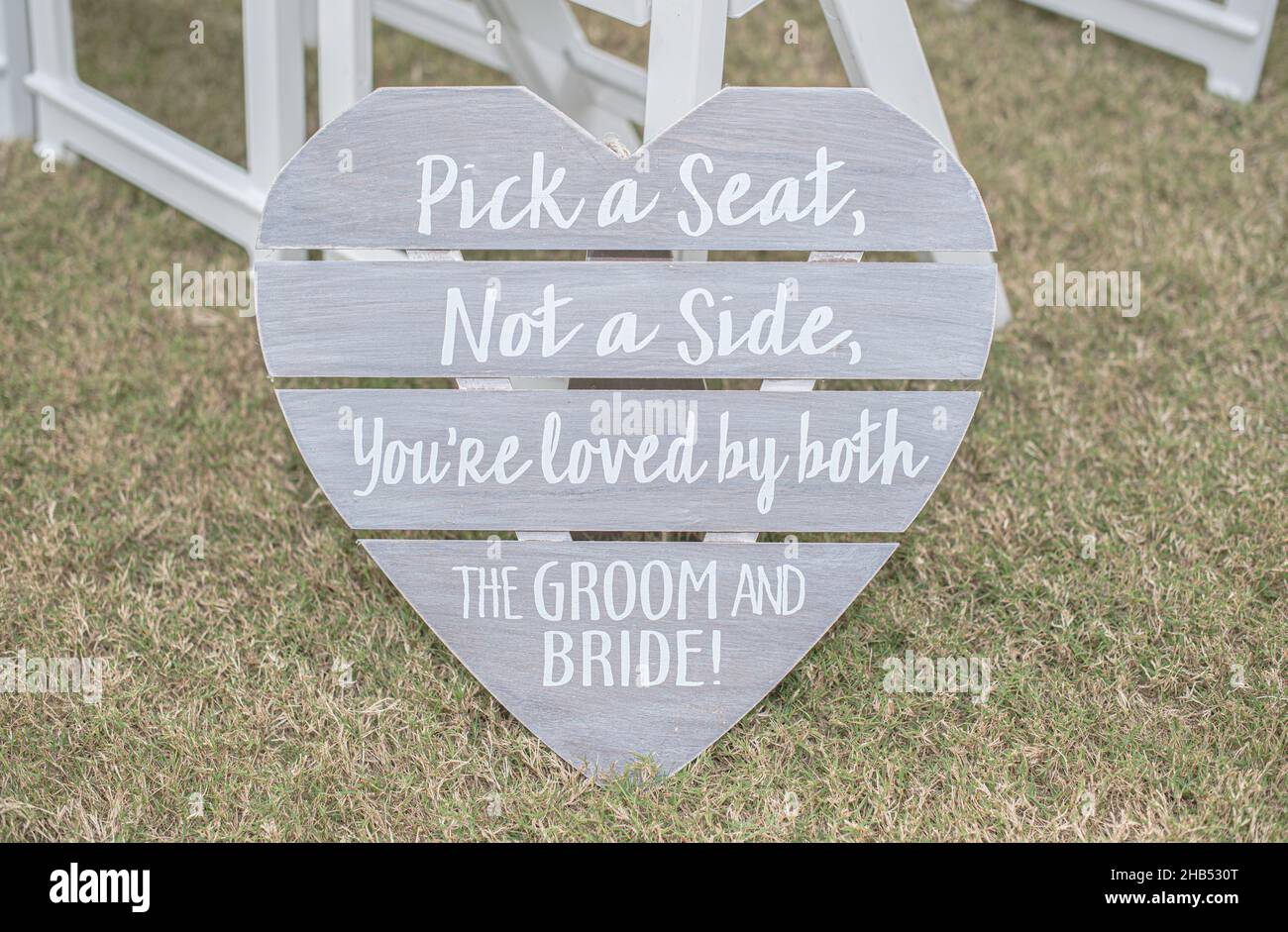 Wählen Sie einen Sitz nicht eine Seite Hochzeitszeremonie Zeichen aus Holz in der Form eines Herzens Stockfoto