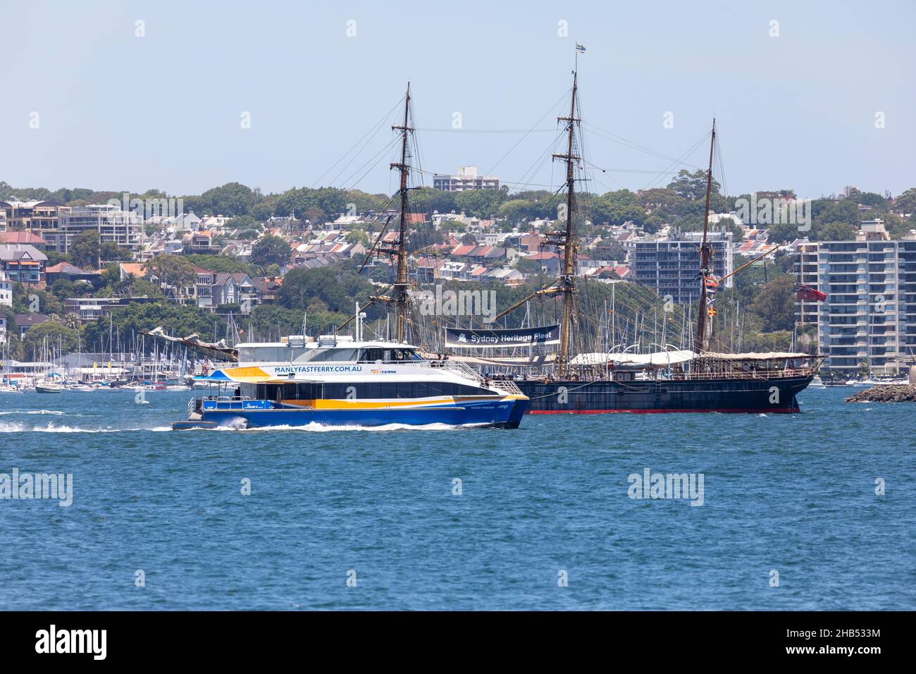 Barque 1874 Tall Ship die James Craig passiert eine Sydney Fähre, die Manly Schnellfähre, auf Sydney Harbour, NSW, Australien Stockfoto