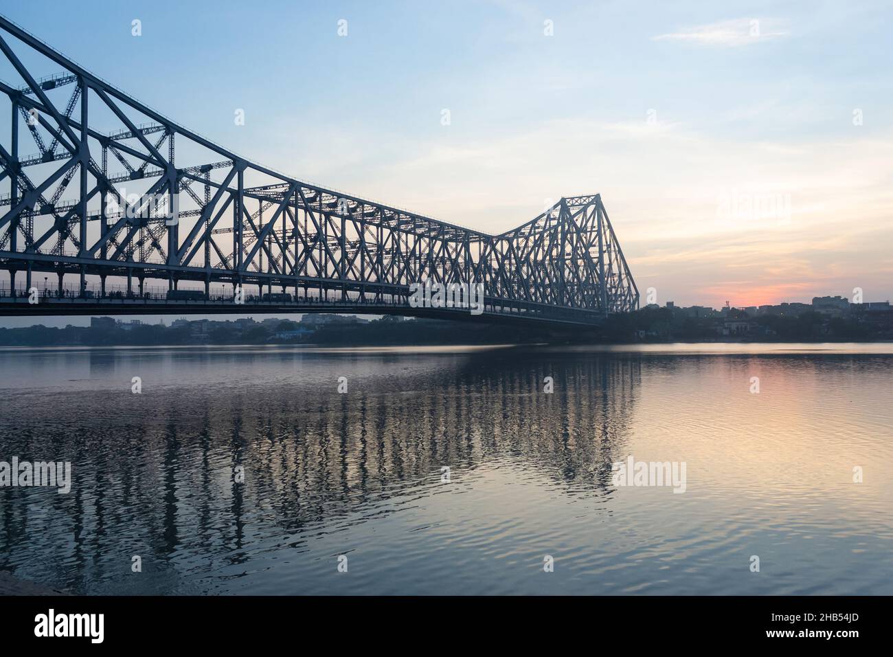 Am frühen Morgen Blick auf die Howrah-Brücke, die Brücke ist eine ausgewogene Freischwinger Brücke über den Hooghly River in Kalkutta, in Auftrag gegeben im Jahr 1943, Kalkutta, West Stockfoto