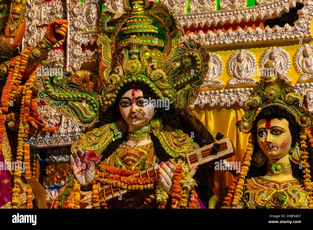 Statue der Göttin, die ein Musikinstrument namens Veena hält, klickte während des Dussehra Festivals Kalkutta, Westbengalen, Indien. Stockfoto