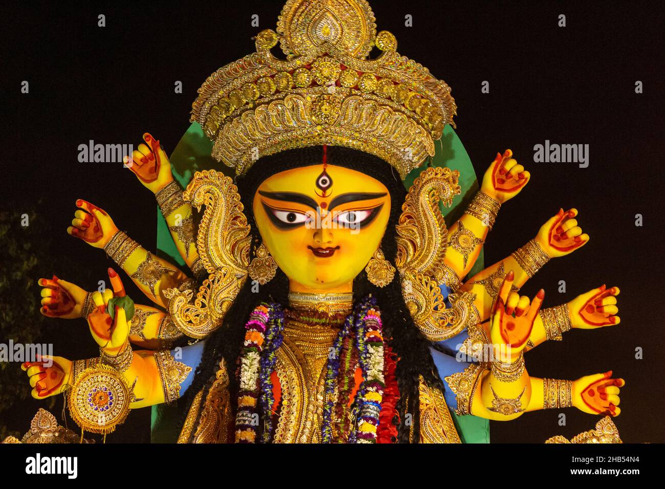 Statue der Göttin Durga mit vielen Händen während des Dussehra Festivals Kalkutta, Westbengalen, Indien. Stockfoto