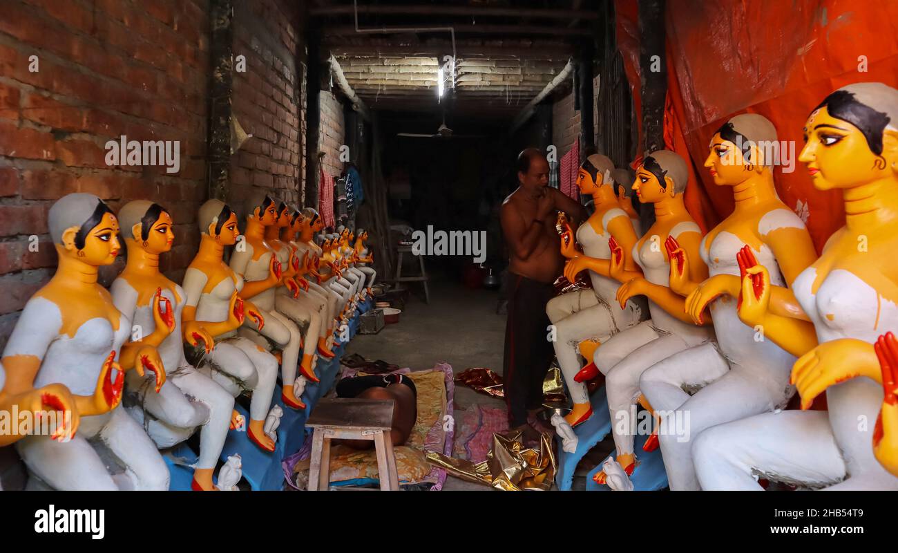 Künstler, der Statuen der Göttin für das Durga Pooja Festival, Kalkutta, Westbengalen, Indien, macht. Stockfoto