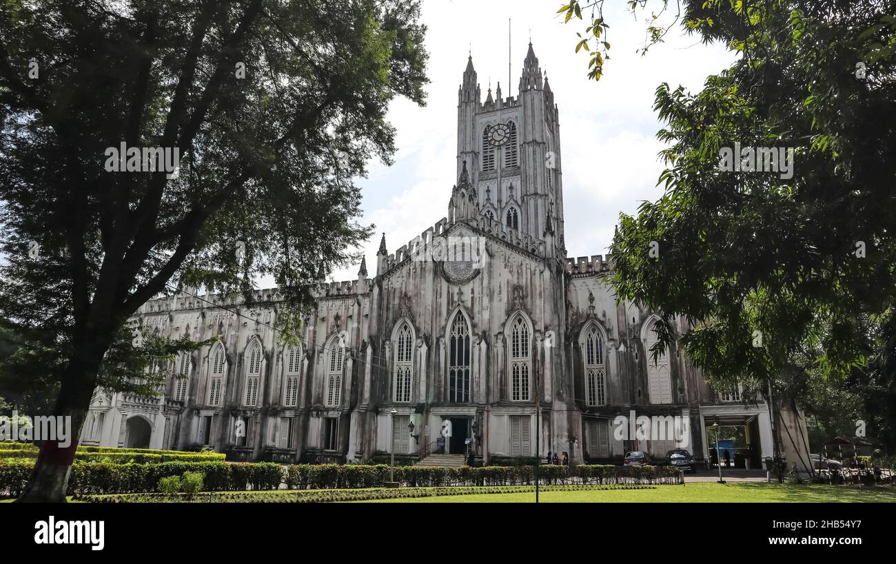 Vorderansicht der St. Paul's Cathedral Church. Der Grundstein wurde 1839 gelegt und das Gebäude wurde 1847 in Kalkutta, Westbengalen, Indien, fertiggestellt. Stockfoto