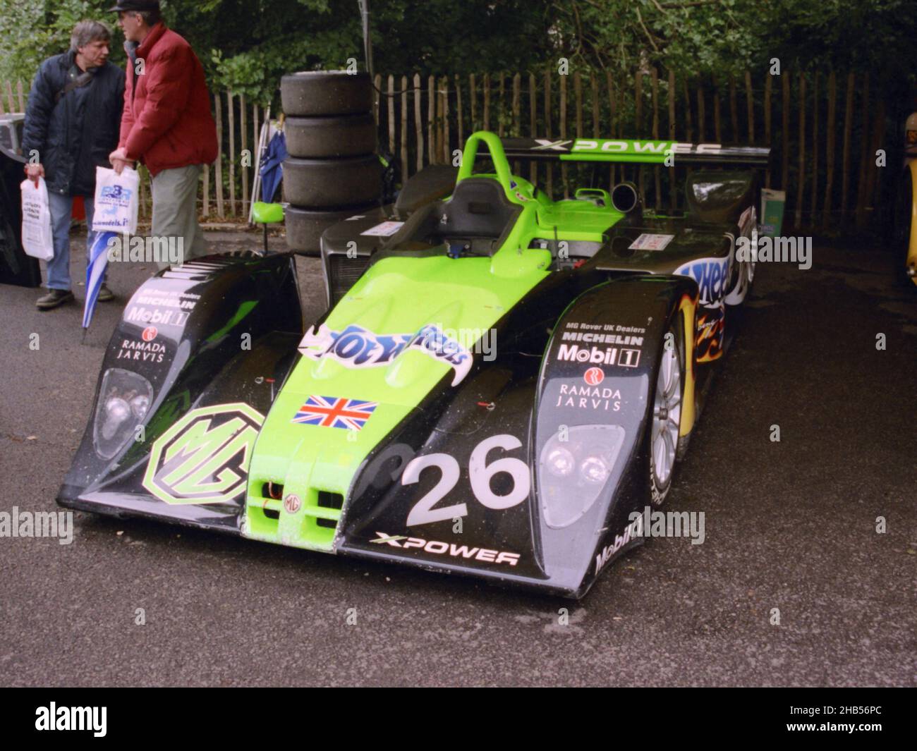 Der 2002 MG-Lola EX257, der beim 24-Stunden-Rennen von Le Mans 2002 gut lief (in den Top 10), bis Gremlins am frühen Sonntagmorgen einschlugen. Hier auf dem Goodwood Festival of Speed 2002. Das Fahrzeug wurde von der MG Rover Group (UK) eingesetzt und von Julian Bailey und Rob Oldaker gefahren. Stockfoto