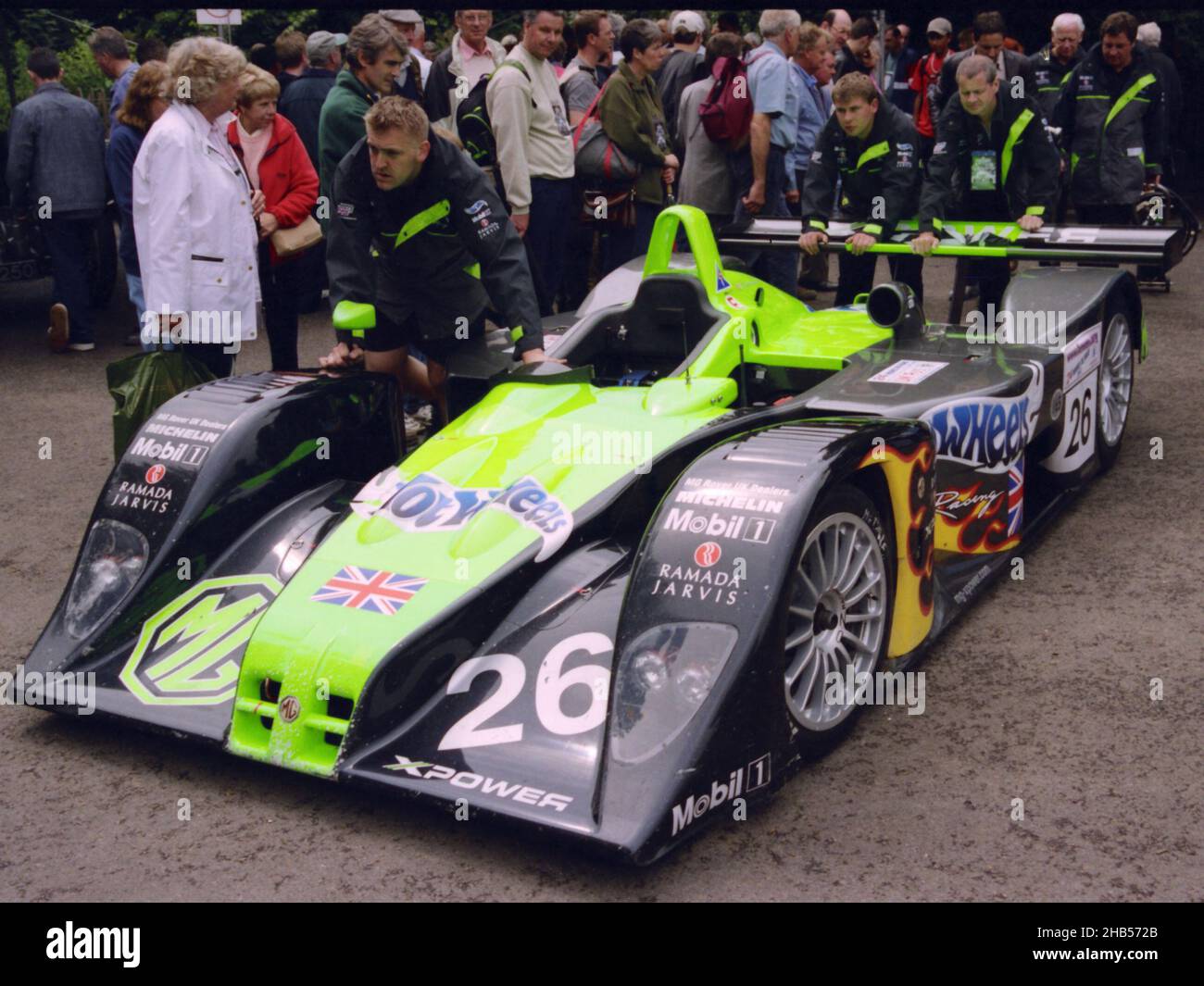 Der 2002 MG-Lola EX257, der beim 24-Stunden-Rennen von Le Mans 2002 gut lief (in den Top 10), bis Gremlins am frühen Sonntagmorgen einschlugen. Hier auf dem Goodwood Festival of Speed 2002. Das Fahrzeug wurde von der MG Rover Group (UK) eingesetzt und von Julian Bailey und Rob Oldaker gefahren. Stockfoto