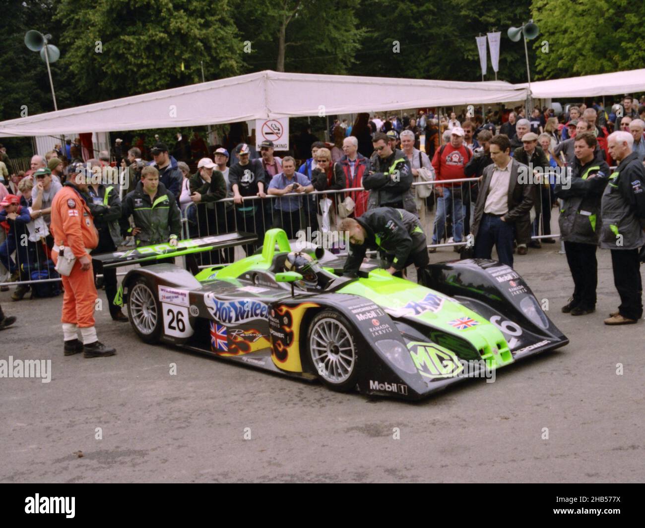 Der 2002 MG-Lola EX257, der beim 24-Stunden-Rennen von Le Mans 2002 gut lief (in den Top 10), bis Gremlins am frühen Sonntagmorgen einschlugen. Hier auf dem Goodwood Festival of Speed 2002. Das Fahrzeug wurde von der MG Rover Group (UK) eingesetzt und von Julian Bailey und Rob Oldaker gefahren. Stockfoto