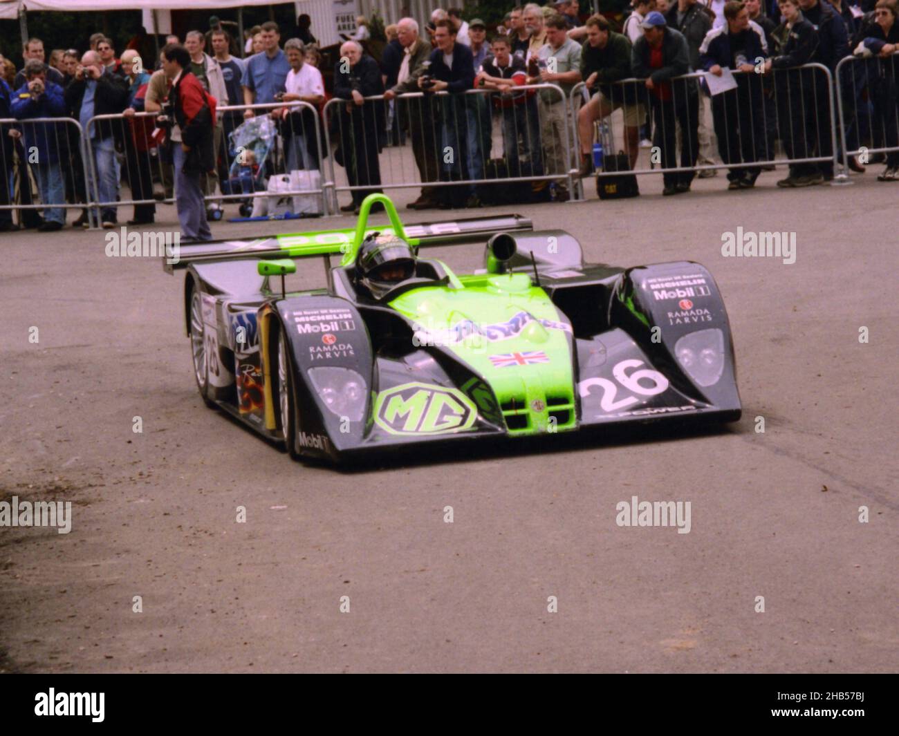 Der 2002 MG-Lola EX257, der beim 24-Stunden-Rennen von Le Mans 2002 gut lief (in den Top 10), bis Gremlins am frühen Sonntagmorgen einschlugen. Hier auf dem Goodwood Festival of Speed 2002. Das Fahrzeug wurde von der MG Rover Group (UK) eingesetzt und von Julian Bailey und Rob Oldaker gefahren. Stockfoto