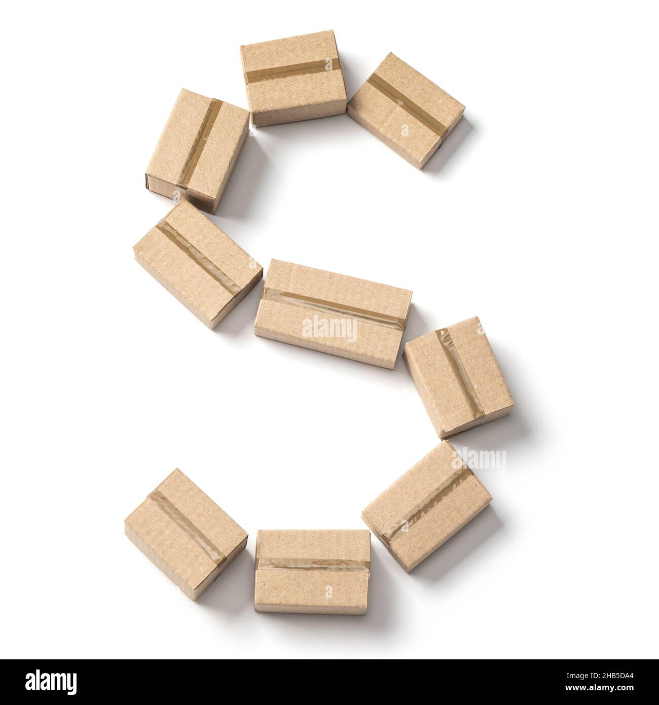 Buchstabe S. Alphabet aus Pappkartons zur Lieferung isoliert auf weißem Hintergrund. Stockfoto