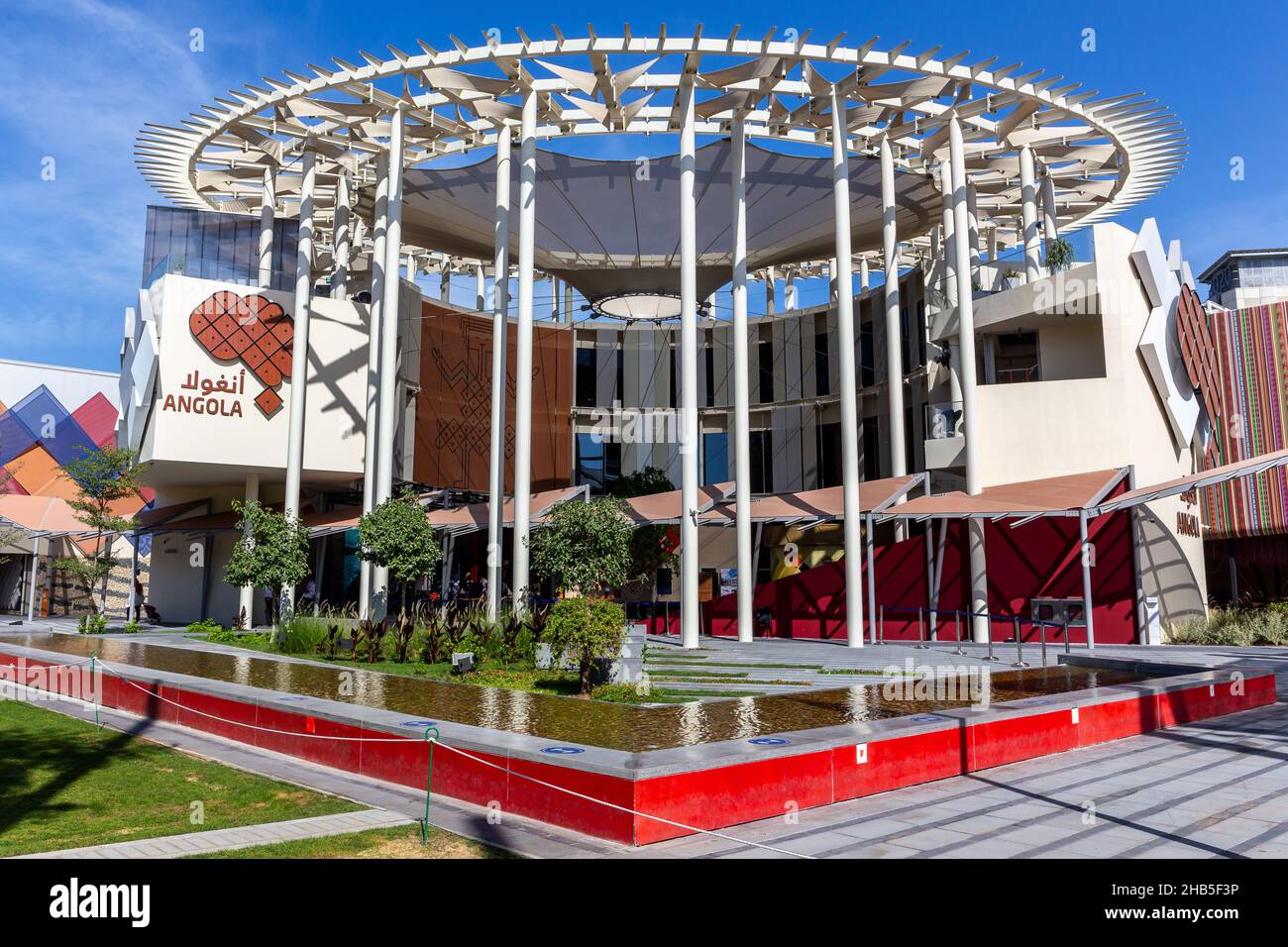 Dubai, VAE, 09.12.2021. Angola Pavilion auf der Expo 2020 Dubai, Gebäude inspiriert von der alten Sona Geometrie. Stockfoto