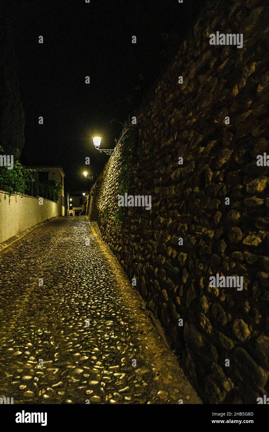 Typische und schmale Straße des Viertels Albaicin Stockfoto