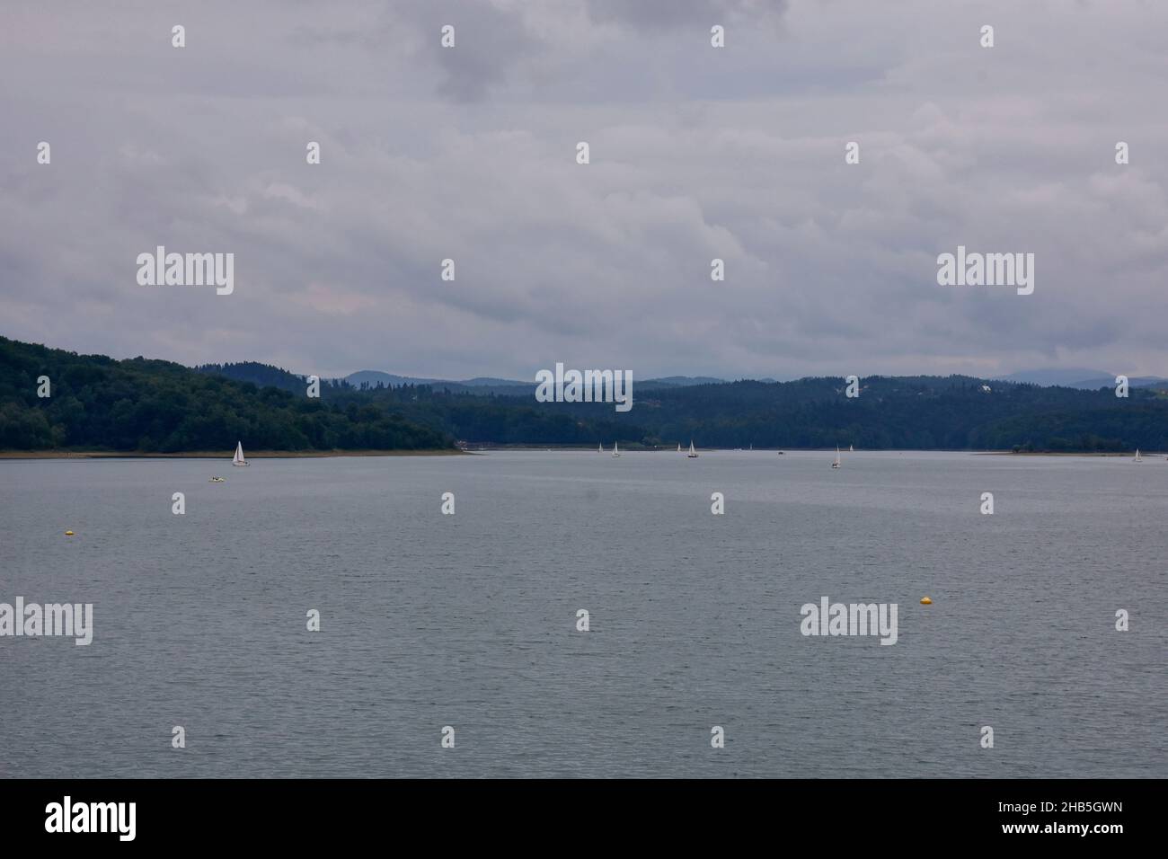 Bieszczady, Blick auf den künstlichen See Solina, eine polnische Touristenattraktion an einem bewölkten Tag während der Feiertage. Stockfoto