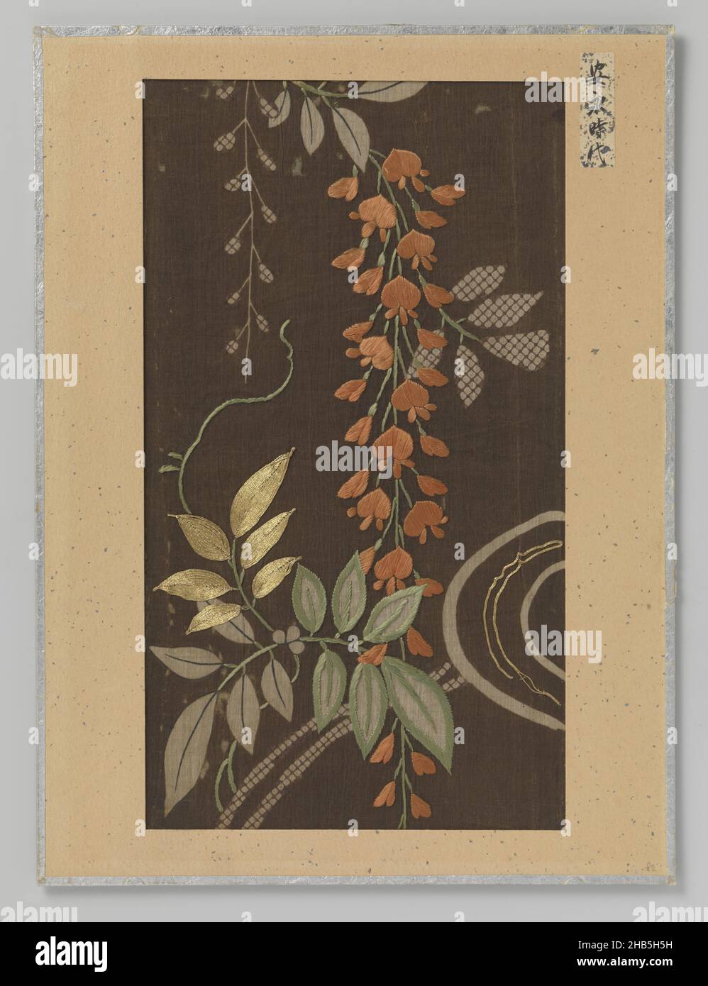 Textilfragment, Textilfragment, Stickerei und Druck von Blumen und Blättern auf Dark Brown Fond., anonym, Japan, 1772 - 1781, Seide, Höhe 29,8 cm × Breite 16,7 cm Stockfoto