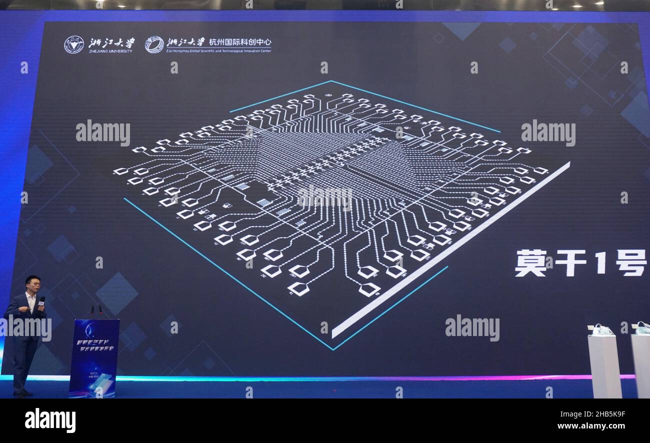 HANGZHOU, CHINA - 17. DEZEMBER 2021 - Forscher stellen den supraleitenden Quantenchip „Mogan 1“ auf der Hangzhou Science and Technology innovati vor Stockfoto