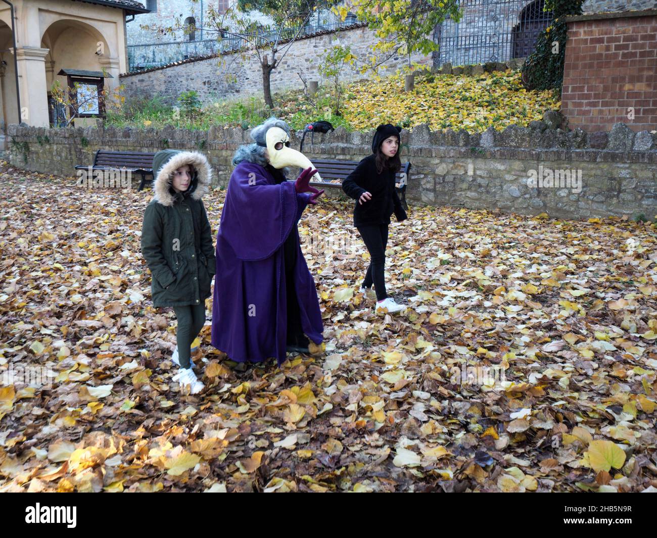 Ökologen Kinder Mädchen spielen, um den Planeten zu retten, wie böse giftige verschmutzt die Erde durch violette Persona Schauspielerin Antonia Stradivari dargestellt Stockfoto