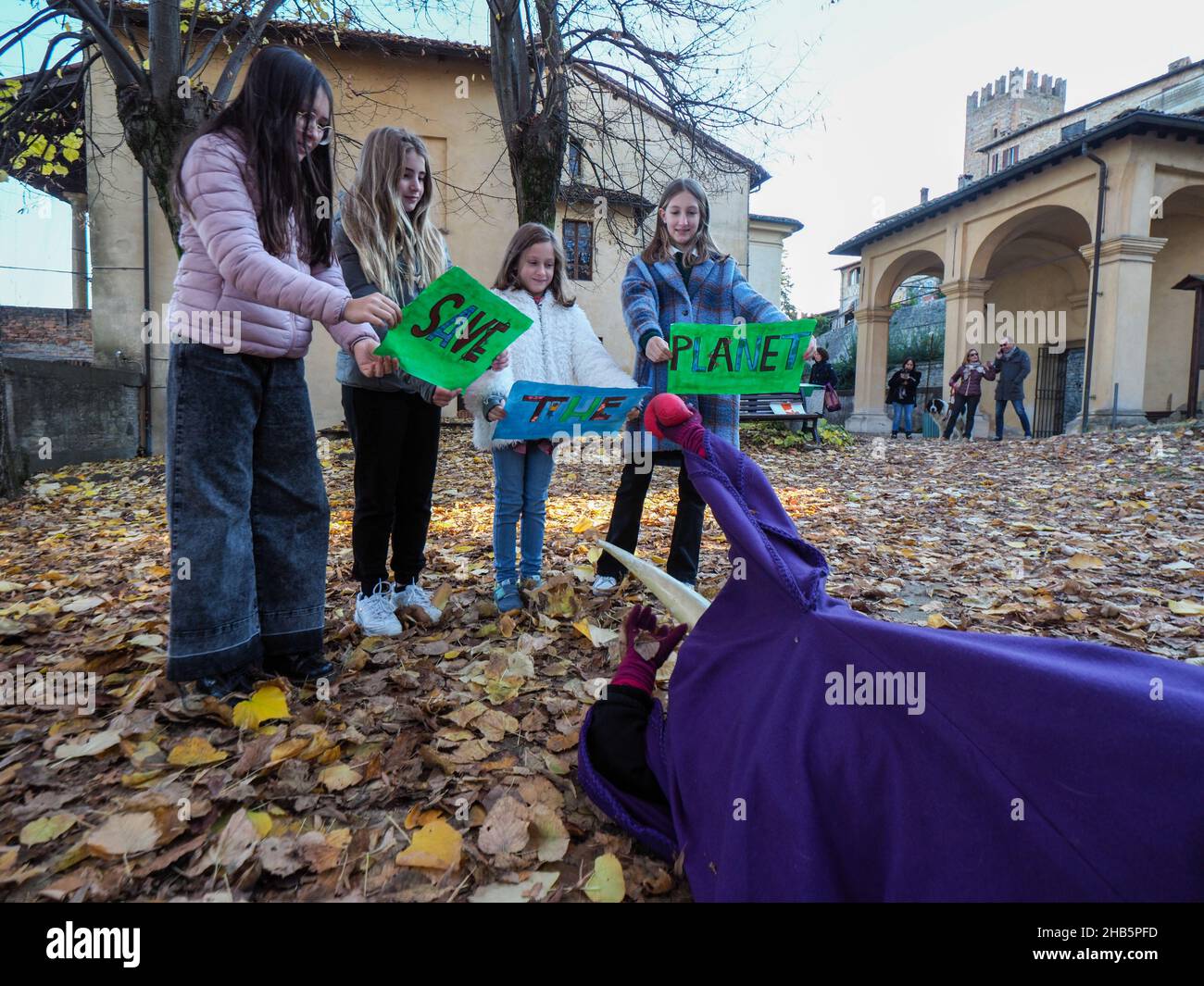 Ökologen Kinder Mädchen spielen, um den Planeten zu retten, wie böse giftige verschmutzt die Erde durch violette Persona Schauspielerin Antonia Stradivari dargestellt Stockfoto