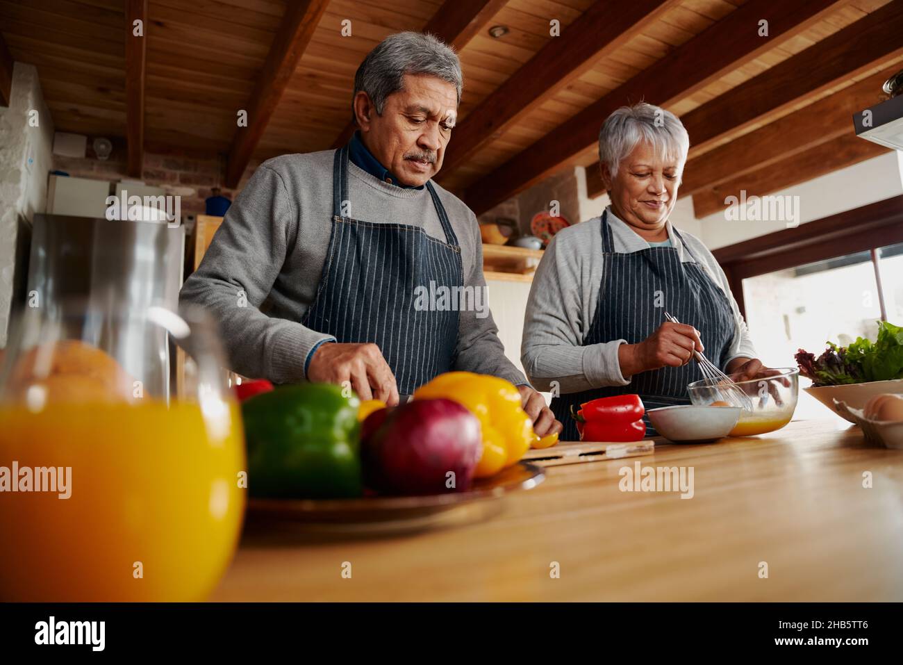 Biracial ältere Paar glücklich Kochen in der Küche. Ehemann und Ehefrau leben einen gesunden Lebensstil im Ruhestand. Stockfoto