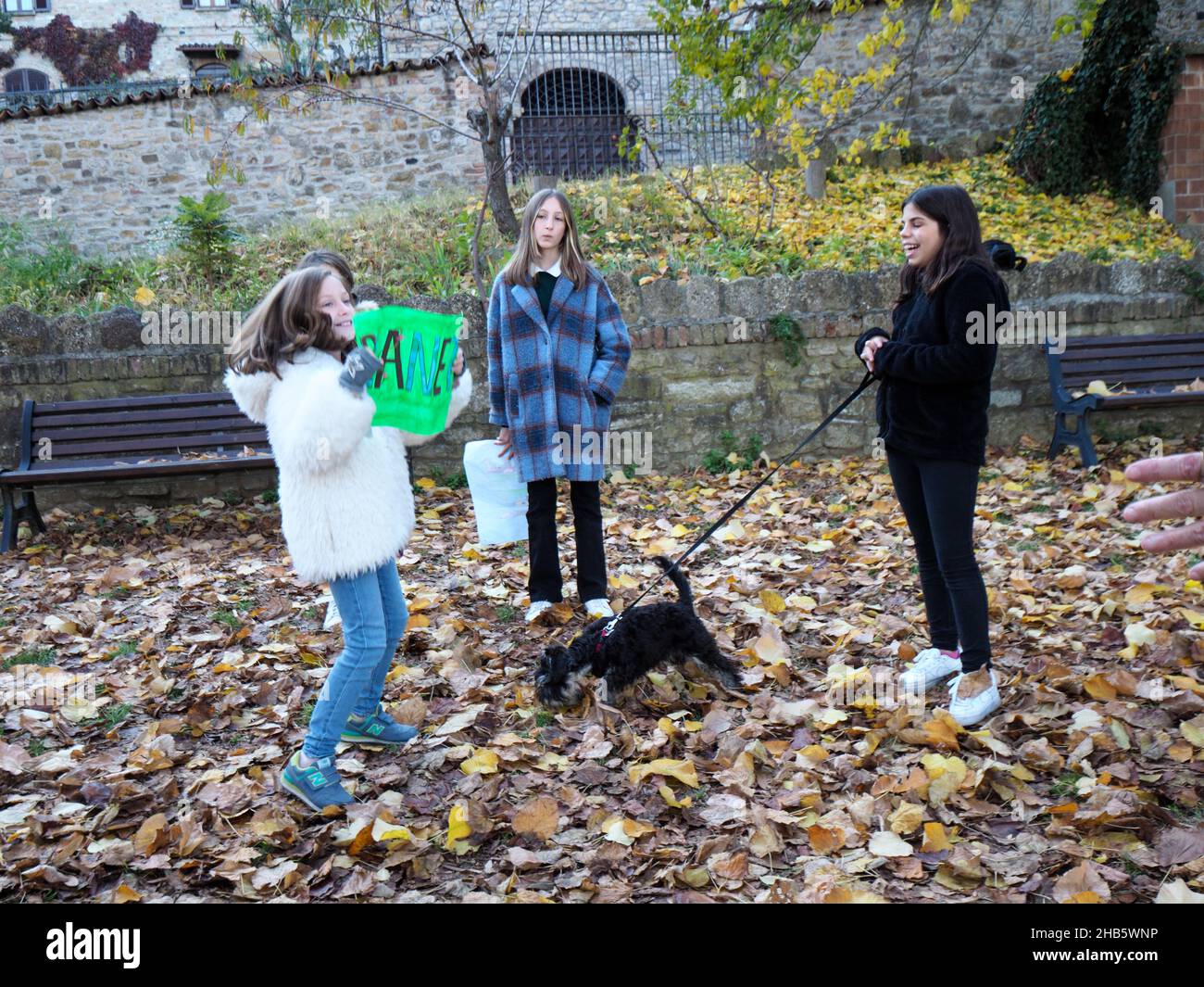 Ökologen Kinder Mädchen spielen, um den Planeten zu retten, wie böse giftige verschmutzt die Erde durch violette Persona Schauspielerin Antonia Stradivari dargestellt Stockfoto