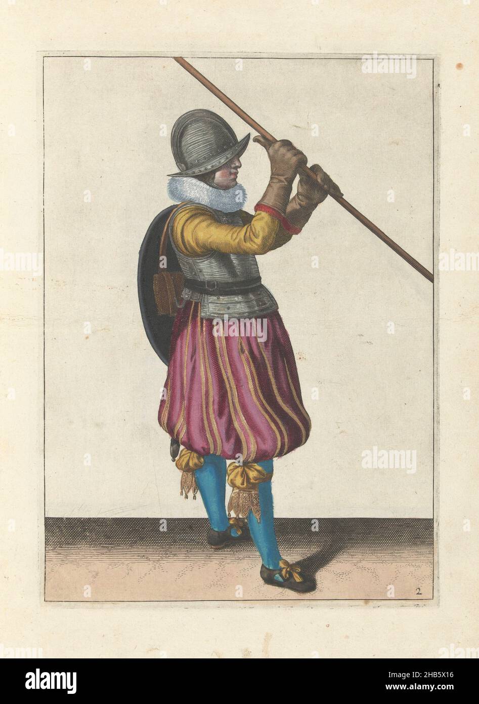 Die Übung mit Schild und Speer: Der Soldat mit dem Speer diagonal in beiden Händen und dem Schild auf dem Rücken (Nr. 1) 2), 1618, die Übung mit Schild und Speer: Der Soldat im Profil mit dem Speer diagonal in beiden Händen und dem Schild auf dem Rücken, 1618. Teil der Abbildungen in: Adam van Breen, Nassauische Waffenhandel, 1618, Plattennr 2. Kriegsführung um 1600., Adam van Breen, Druckerei: Anonym, Nordniederland, 1616 - 1618, Papier, Gravur, Höhe 260 mm × Breite 190 mm Stockfoto