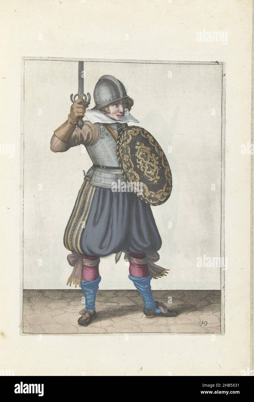 Die Übung mit Schild und Speer: Der Soldat präsentiert seinen Greifer mit der Hand nicht höher als sein Gesicht (nein 19), 1618, die Übung mit Schild und Speer: Der Soldat stellt seinen Greifer mit der Hand vor, die nicht höher ist als sein Gesicht, 1618. Teil der Abbildungen in: Adam van Breen, Nassauische Waffenhandel, 1618, Plattennr 19. Kriegsführung um 1600., Adam van Breen, Druckerei: Anonymous, Nordniederland, 1616 - 1618, Papier, Gravur, Höhe 260 mm × Breite 190 mm Stockfoto