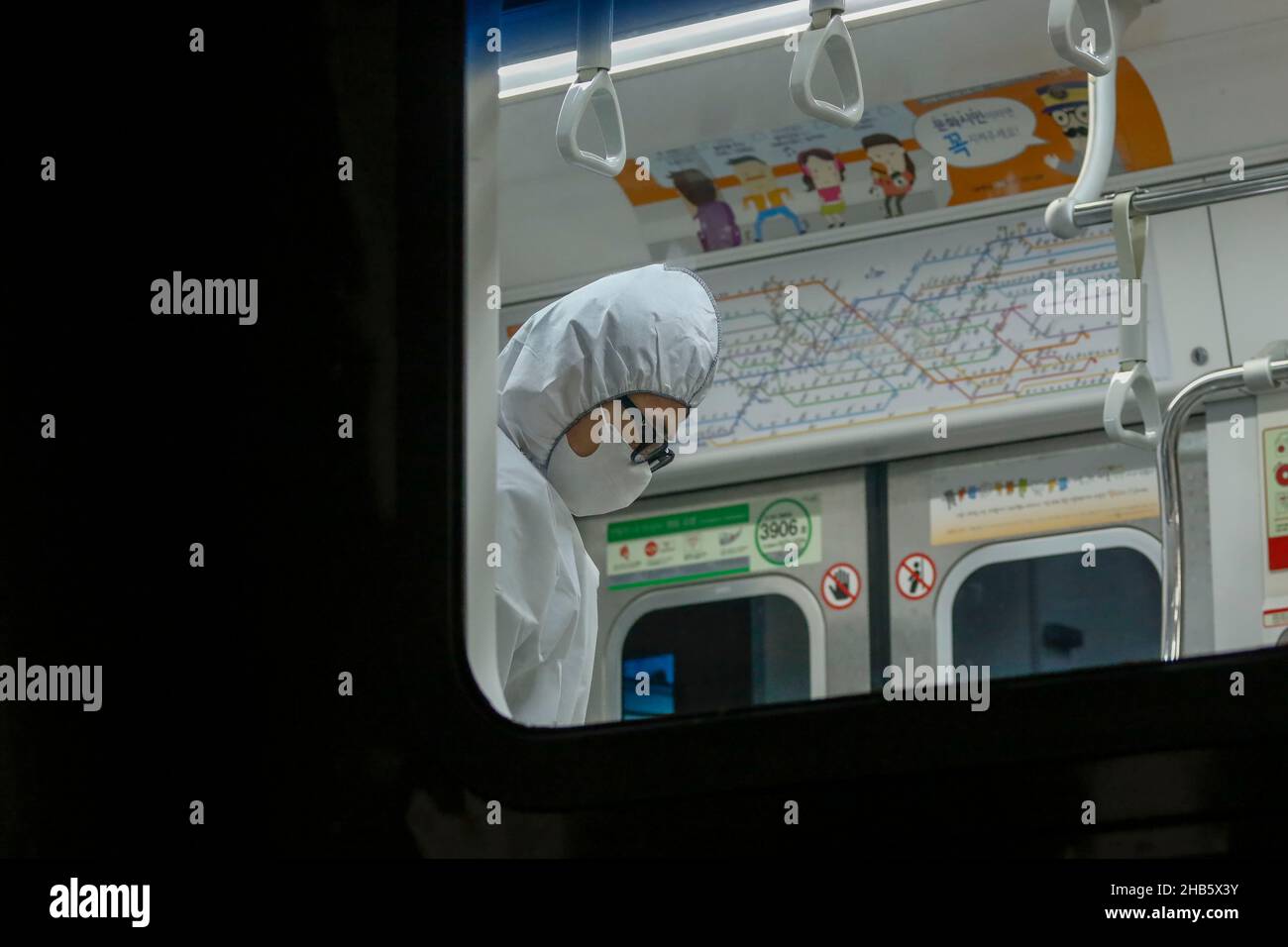 6. Dez 2021-Seoul, Südkorea-Quarantänearbeiter desinfizieren sich auf dem U-Bahn-Bahnhof Seoul in Seoul, Südkorea, zur U-Bahn, auf diesen Bildern ist der 9. Juni 2015 entstanden. Die neuen Coronavirus-Fälle in Südkorea fielen am Montag zum ersten Mal seit drei Tagen unter 5.000, als das Land angesichts der Besorgnis über die Ausbreitung der omicron-Variante verschärfte Regeln zur sozialen Distanzierung neu auferlegte. Stockfoto