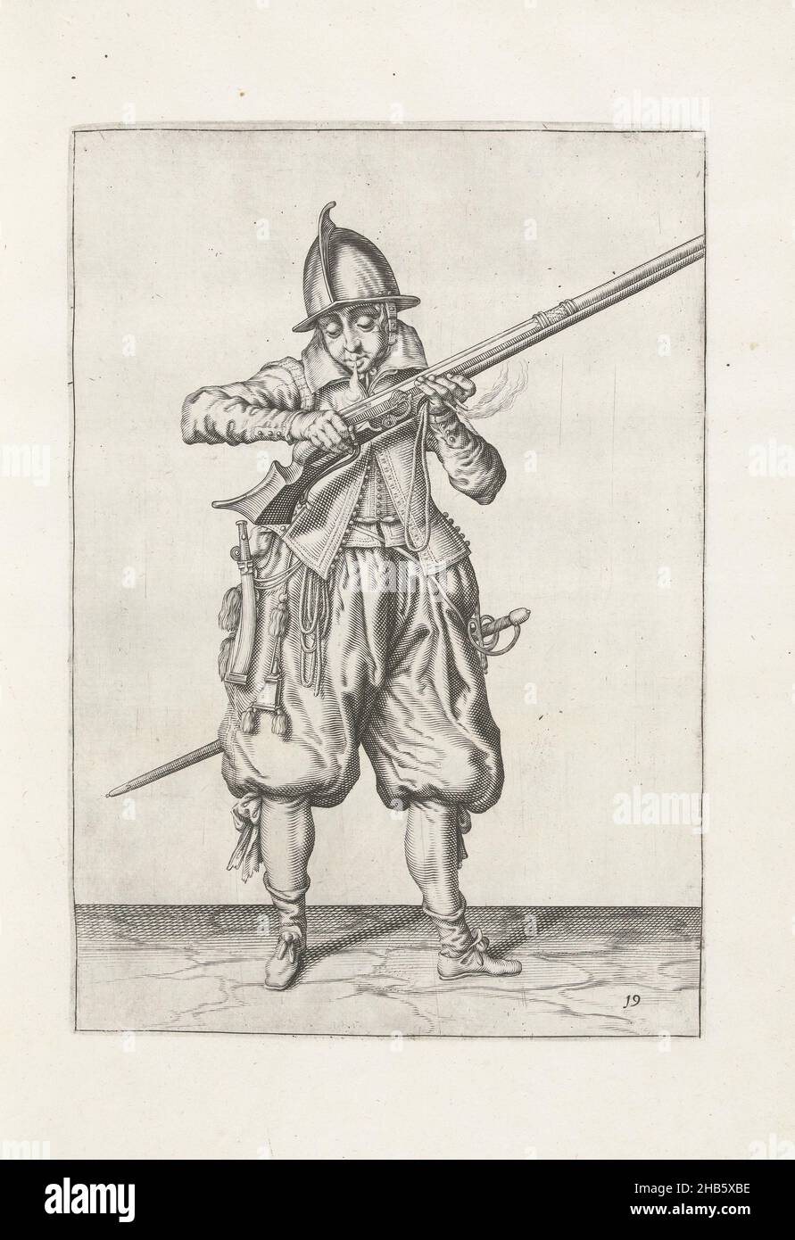 Soldat bläst Pulver aus seinem Ruder (Nr. 19), c. 1600, Ein Soldat, voller Länge, hält ein Ruder (eine bestimmte Art von Schusswaffe) mit beiden Händen in der Nähe seines Mundes und bläst darauf, um von jegliches Pulver zu kommen, das außerhalb der Pfanne gefallen sein könnte (das Pulverreservoir) (Nr. 1) 19), c. 1600. In seiner linken Hand, neben dem Lauf des Steuerruders, ein brennender Docht. Tafel 19 in der Anleitung zum Umgang mit dem Ruder: Corte onderwysinghe op de figuerliicke afbeeldinghe, belanghende t'rechte ghebruyck des Roers. Teil der Illustrationen in: J. de Gheyn, Wapenhandelinghe van Roers Musquetten ende speiessen, 's- Stockfoto