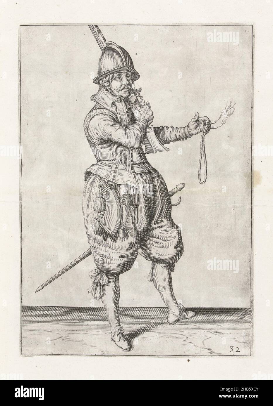 Soldat, der mit der rechten Hand sein Ruder auf die Schulter legt (nein 32), c. 1600, Ein Soldat, voller Länge, nach rechts, indem er mit der rechten Hand ein Steuerruder (eine bestimmte Art von Schusswaffe) auf seine linke Schulter legt, wobei der Lauf nach oben zeigt (nein 32), c. 1600. In seiner ausgestreckten linken Hand ein brennender Docht (mit dem Rauch in diesem zweiten Zustand). Tafel 32 in der Anleitung zum Umgang mit dem Ruder: Corte onderwysinghe op de figuerliicke afbeeldinghe, belanghende t'rechte ghebruyck des Roers. Teil der Illustrationen in: J. de Gheyn, Wapenhandelinghe van Roers Musquetten ende speiessen, 's-Gravenhage, 1607 Stockfoto