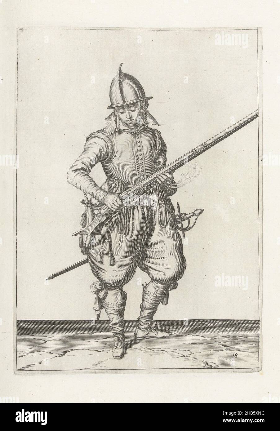 Soldat schüttelt Pulver aus seinem Ruder (Nr. 18), c. 1600, Ein Soldat, in voller Länge, rechts, schüttelt ein Ruder (eine bestimmte Art von Schusswaffe) mit beiden Händen, um von jegliches Pulver zu kommen, das außerhalb der Pfanne gefallen sein könnte (das Pulverreservoir) (Nr. 1) 18), c. 1600. In seiner linken Hand befindet sich neben dem Lauf des Ruders auch ein brennender Docht. Platte 18 in der Anleitung zum Umgang mit dem Helm. Teil der Illustrationen in: J. de Gheyn, Wapenhandelinghe van Roers Musquetten ende spiessen, Amsterdam, 1608. Kampfkunst um 1600., Druckerei: Jacob de Gheyn (II) (Werkstatt von), Vermittler Stockfoto