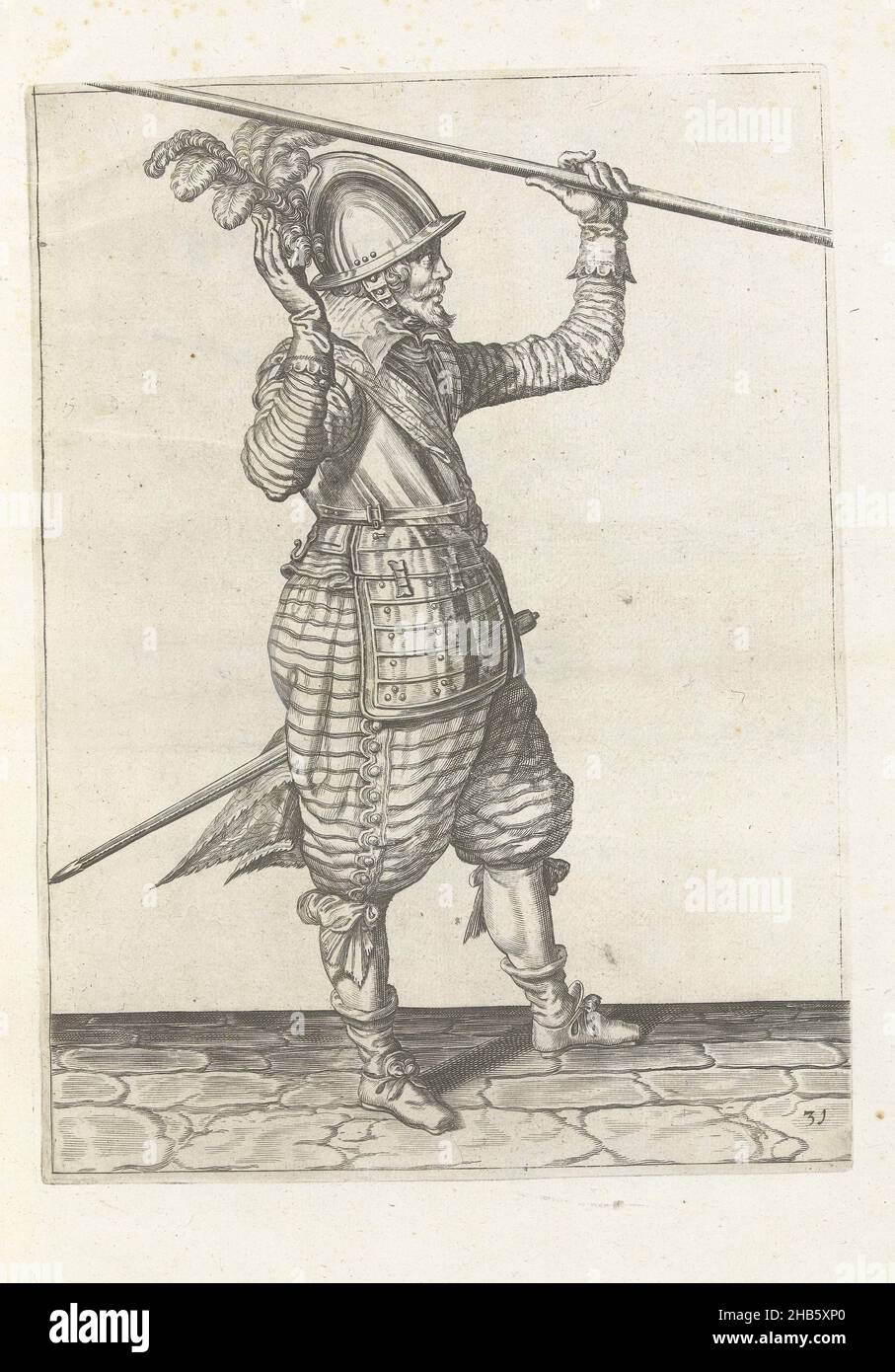 Soldat, der seinen Speer mit der linken Hand über seine linke Schulter hob, seine rechte Hand hob, um ihn zu übernehmen (nein 31), c. 1600, Ein Soldat, voller Länge, nach rechts, einen Speer (Lanze) mit seiner linken Hand über seine linke Schulter heben, seine rechte Hand heben, um sie zu übernehmen (Nr. 1) 31), c. 1600. Tafel 31 in der Anleitung zum Umgang mit dem Speer: Corte onderwysinghe op de figuerliicke afbeeldinghe belangende trechte gebruck, van alle t'ghene een Soldaet int handelen vande Spies noodich is. Teil der Illustrationen in: J. de Gheyn, Wapenhandelinghe van Roers Musquetten ende spiessen, Amsterdam Stockfoto