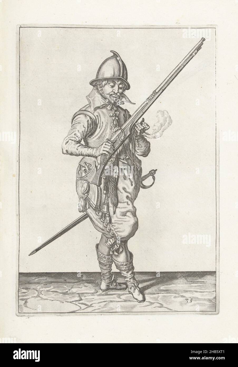 Soldat auf der Wache, der sein Ruder mit der rechten Hand nach oben abgewinkelt hält und den Lauf in seine linke Hand fallen lässt (nein 35), c. 1600, Ein Soldat auf der Wache, in voller Länge, nach rechts, hält ein Steuerrad (eine bestimmte Art von Feuerwaffe) mit seiner rechten Hand, das Fass nach oben geneigt (no 35), c. 1600. Er lässt den Lauf rechts in seine linke Hand fallen, die auch eine beleuchtete Sicherung enthält. Platte 35 in der Anleitung zum Umgang mit dem Helm. Teil der Illustrationen in: J. de Gheyn, Wapenhandelinghe van Roers Musquetten ende spiessen, Amsterdam, 1608. Kampfkunst um 1600., Druckerei: Jacob de Gheyn (II) (Werkstatt von Stockfoto