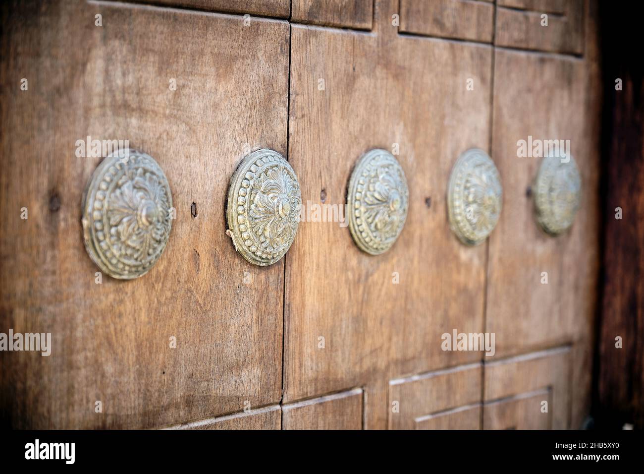 Schöne Aufnahme der Mauer des Fort Qasr Al Muwaiji, die mit antiken Münzen in Al Ain dekoriert ist Stockfoto