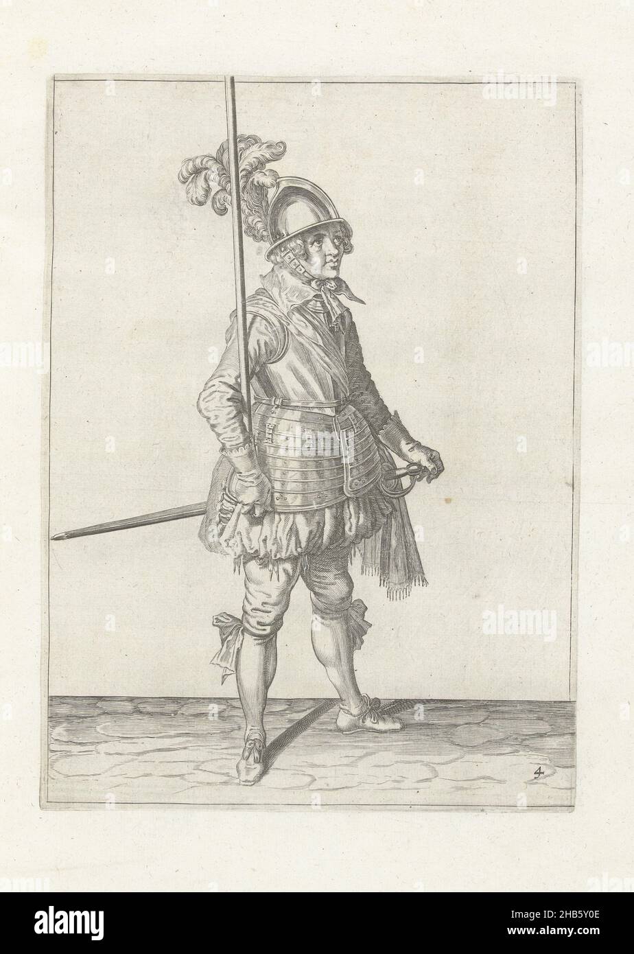 Soldat, der seinen Speer mit der rechten Hand aufrecht in der Schüssel seines rechten Armes hält (Nr. 4), c. 1600, Ein Soldat, ganz lang, nach rechts, einen Speer (Lanze) haltend, mit der rechten Hand aufrecht in der Schale seines rechten Armes (Nr. 4) 4), c. 1600. Dies ist der dritte Akt, um den Speer aufrecht zu erheben. Tafel 4 in der Anleitung zum Umgang mit dem Spieß: Corte onderwysinghe op de figuerliicke afbeeldinghe belangende trechte gebruck, van alle t'ghene een Soldaet int handelen vande Spies noodich is. Teil der Illustrationen in: J. de Gheyn, Wapenhandelinghe van Roers Musquetten ende spiessen, Amsterdam Stockfoto