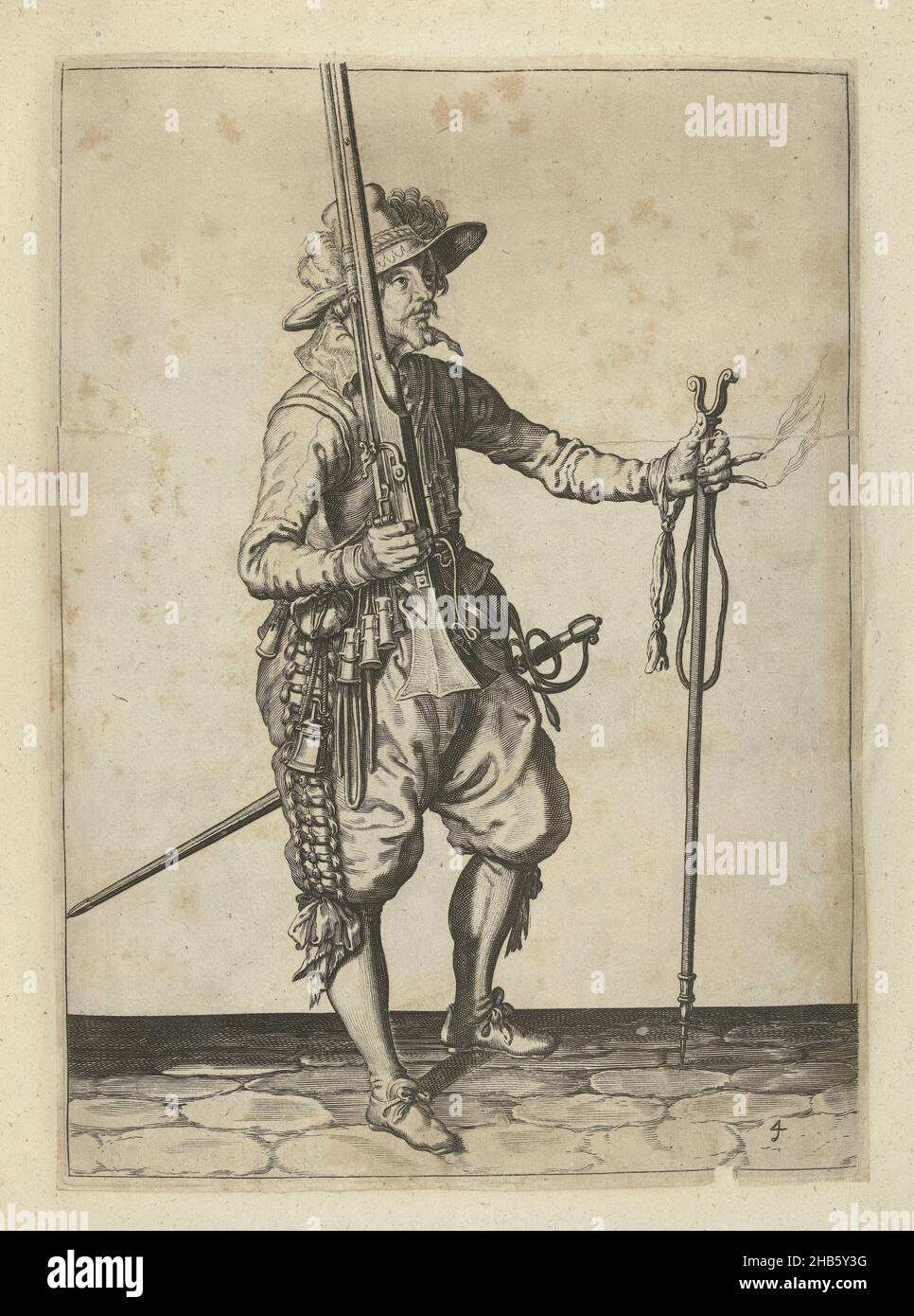 Soldat, der seine Muskete mit der rechten Hand aufrecht hält, in der linken Hand die Pelze, um seine Waffe darauf zu legen (nein 4), c. 1600, Ein Soldat, voller Länge, nach rechts, hält eine Muskete (eine bestimmte Art von Schusswaffe) mit seiner rechten Hand, das Fass zeigt nach oben (no 4), c. 1600. In seiner ausgestreckten linken Hand ein brennender Docht und eine Furke (Musketgabel), auf die er seine Waffe legen sollte. Platte 4 in der Anleitung zum Umgang mit der Muskete: Kürzeste Anleitung für die Figuren, so viel betrifft die richtige Verwendung von Muskett. Teil der Illustrationen in einer englischen Ausgabe von J. de Gheyns Wapenhandelinghe: J. de Stockfoto