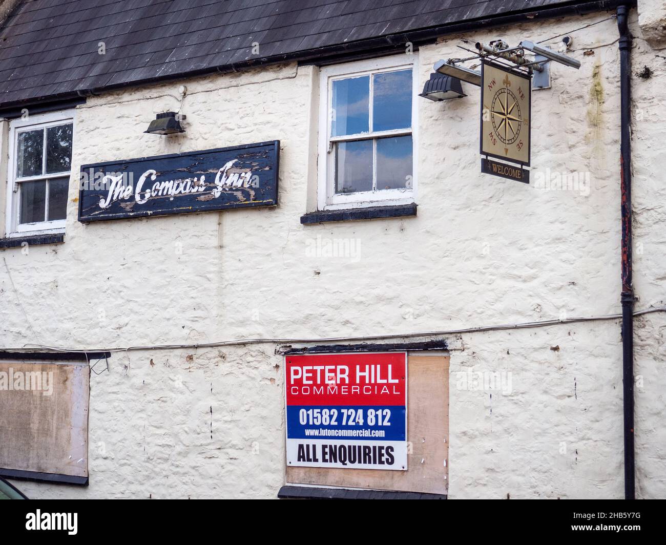 Das Compass Inn, ein Dorf lokal, geschlossen und zum Verkauf, ein Opfer der Pandemie; Milton Malsor, Northamptonshire, Großbritannien Stockfoto