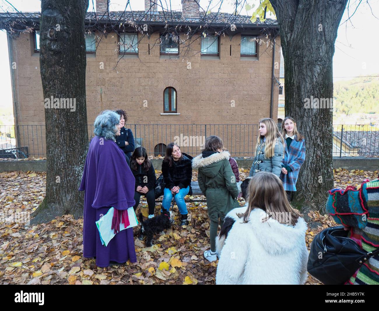 Ökologen Kinder Mädchen spielen, um den Planeten zu retten, wie böse giftige verschmutzt die Erde durch violette Persona Schauspielerin Antonia Stradivari dargestellt Stockfoto