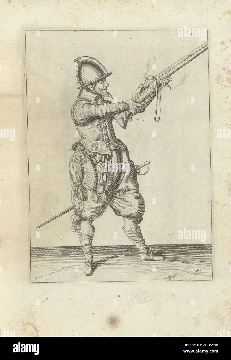 Soldat zeigt das Ruder mit beiden Händen auf (Nr. 10), c. 1600, Ein Soldat, in voller Länge, nach rechts, hält ein Ruder (eine bestimmte Art von Schusswaffe) mit beiden Händen und zeigt es in einem Winkel (no 10), c. 1600. Tafel 10 in der Anleitung zur Bedienung des Steuerruders: Kurze enseignement, sur la representation des figures, du droit maniement de l'Harquebuse. Teil der Illustrationen in einer französischen Ausgabe von J. de Gheyns Wapenhandelhe: J. de Gheyn, Maniement d'armes, d'arquebusses, mousquetz et piques : en conformité de l'ordre de Mour le Prince Maurice, Prince d'Orange, Amsterdam 1608. Kampfsport Stockfoto