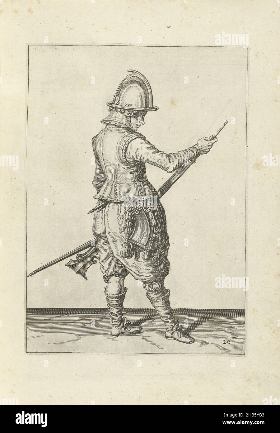 Soldat, der mit seiner Ramrod Pulver und Kugel in das Fass seines Ruders schiebt (Nr. 1) 26), c. 1600, Ein Soldat, voller Länge, nach rechts, hält ein Ruder (eine bestimmte Art von Schusswaffe) mit seiner linken Hand in der Nähe seines linken Oberschenkels, und bringt seine Ramrod mit seiner rechten Hand in das Fass, um Pulver und Kugel auf (no 26), c. 1600. Tafel 26 in der Anleitung zur Bedienung des Steuerruders: Kurze enseignement, sur la representation des figures, du droit maniement de l'Harquebuse. Teil der Illustrationen in einer französischen Ausgabe von J. de Gheyns Wapenhandelhe: J. de Gheyn, Maniement d'armes, d'arquebusses Stockfoto