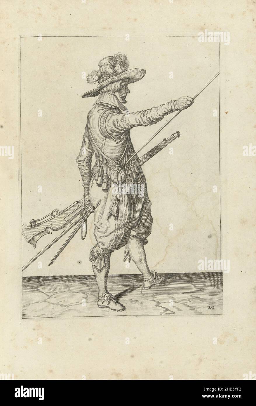 Soldat mit einer Muskete, die seine rechte Hand zum Ende seiner Ramrod glitten (Nr. 29), c. 1600, Ein Soldat, voller Länge, rechts, hält eine Muskete (eine bestimmte Art von Schusswaffe) mit seiner linken Hand in der Nähe seines linken Oberschenkels und bringt seine rechte Hand an das Ende seiner Ramrod, die er an seiner rechten Seite ruht (nein 29), c. 1600. In seiner linken Hand neben der Muskete eine Sicherung; an seinem linken Handgelenk eine Furke (Musketgabel). Platte 29 in der Anleitung zum Umgang mit der Muskete: Kurze enseignement, sur les pourtraitz figurez, touchant le droit maniement du Mousquet. Teil der Abbildungen in einem Stockfoto