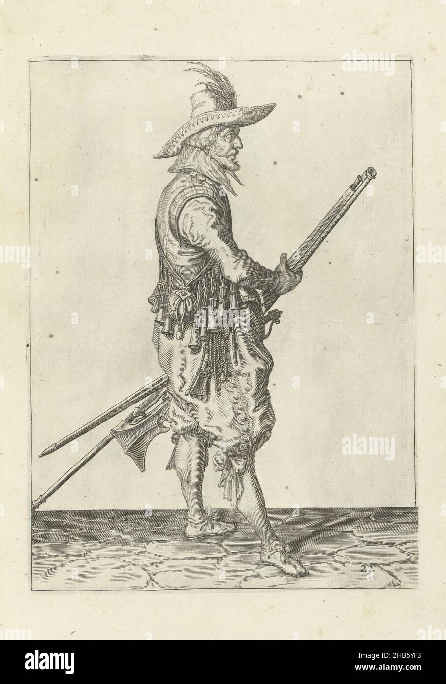 Soldat, der seine Muskete mit beiden Händen in der Nähe seines linken Oberschenkels hält (Nr. 22), ca. 1600, Ein Soldat, in voller Länge, rechts, hält eine Muskete (eine bestimmte Art von Schusswaffe) mit beiden Händen in der Nähe seines linken Oberschenkels (Nr. 22), ca. 1600. Platte 22 in der Anleitung zum Umgang mit der Muskete: Kurze enseignement, sur les pourtraitz figurez, touchant le droit maniement du Mousquet. Teil der Illustrationen in einer französischen Ausgabe von J. de Gheyns Wapenhandelhe: J. de Gheyn, Maniement d'armes, d'arquebusses, mousquetz et piques : en conformité de l'ordre de Mour le Prince Maurice, Prince d'Orange, Amsterdam 1608 Stockfoto